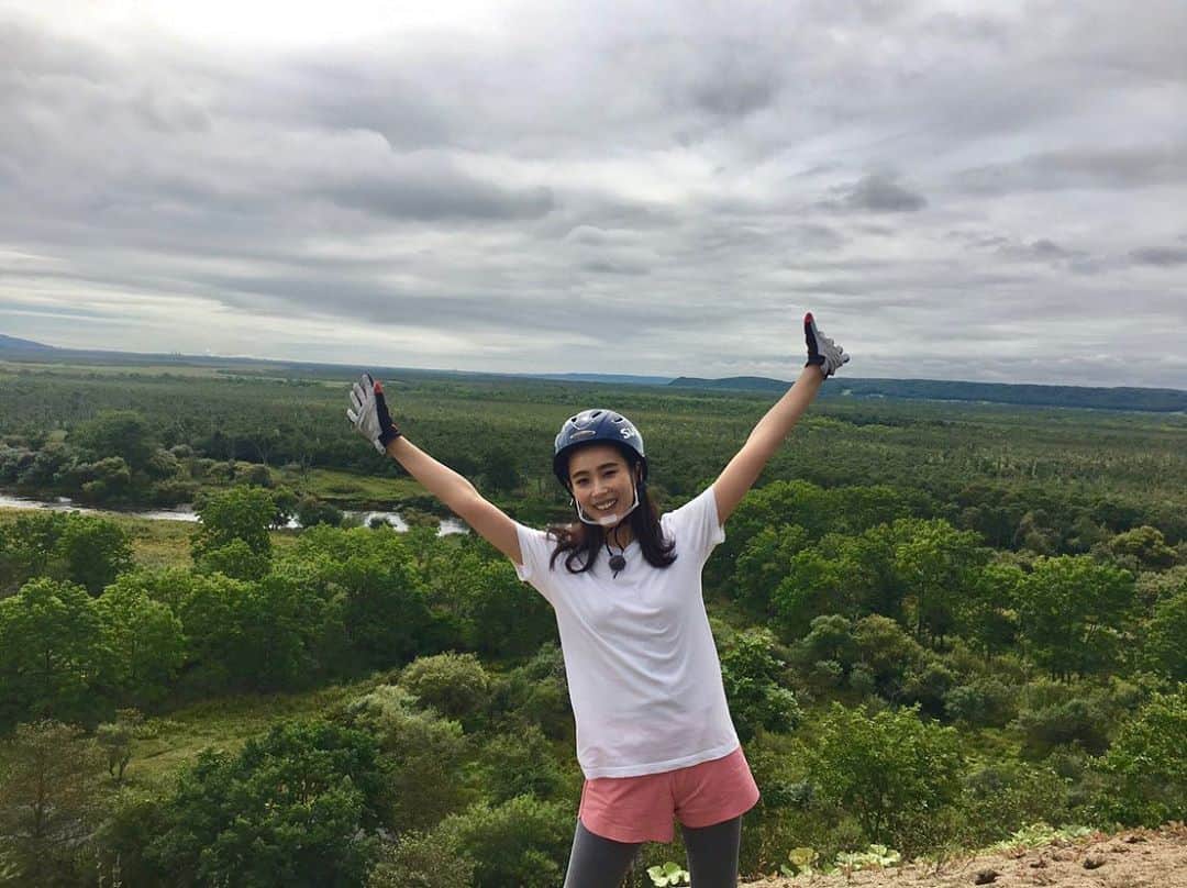 のインスタグラム：「. 写真では伝えきれないきれない絶景！！！！ ファットバイク頑張った甲斐があった🤣笑 . 残念ながら世界三大夕日は見れなかったけど、釧路の霧をたっぷり浴びて潤いました☔️☔️ . #ブラキタ #hbc #釧路 #女子旅 #釧路湿原 #ファットバイク」