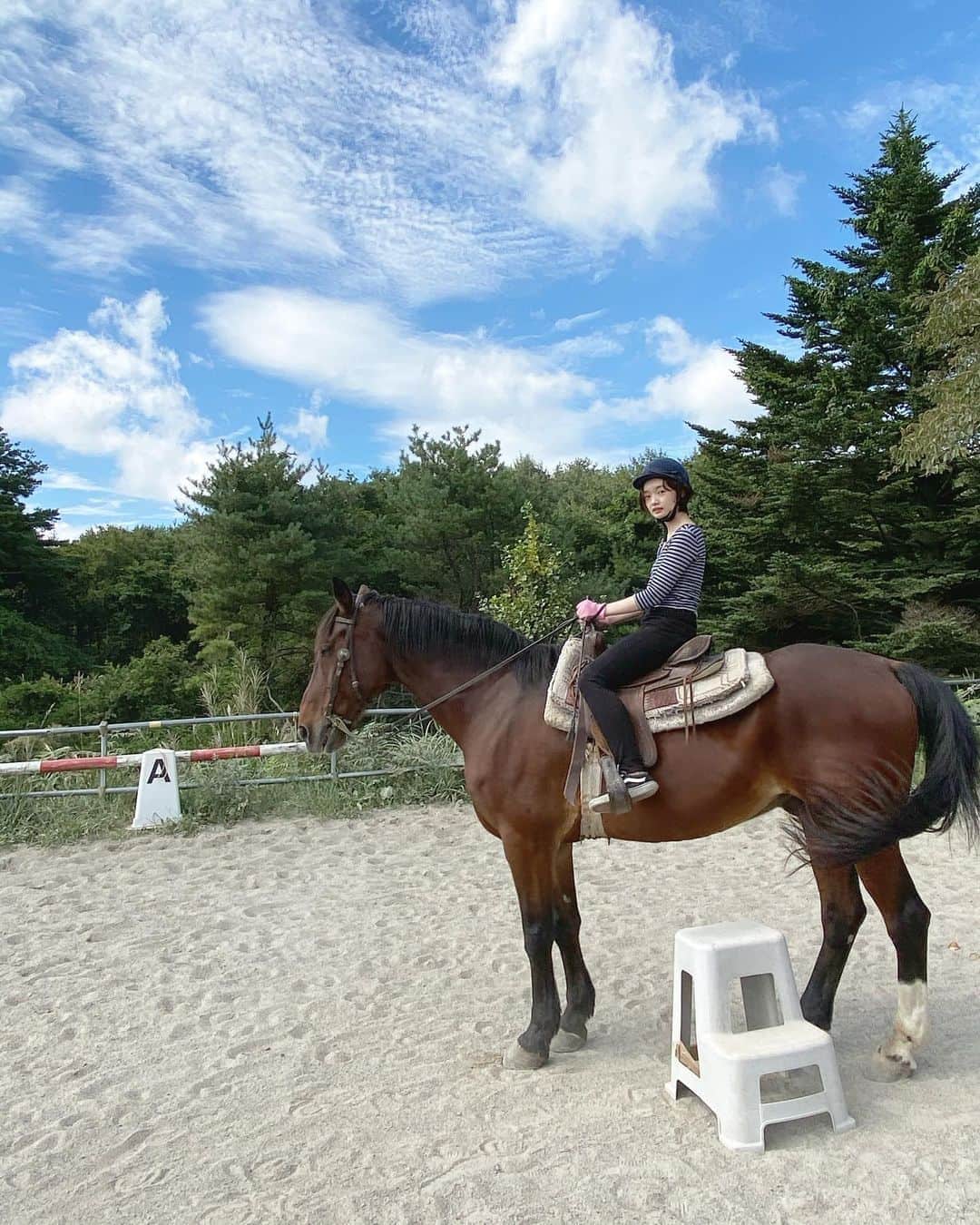川村安奈さんのインスタグラム写真 - (川村安奈Instagram)「前から興味があった乗馬に挑戦🐴 短い時間でしたが、穏やかなお馬さんに癒されました✨ . 先生も優しくて安心して楽しめました！ #me #horse #乗馬」9月19日 19時22分 - anna_k53