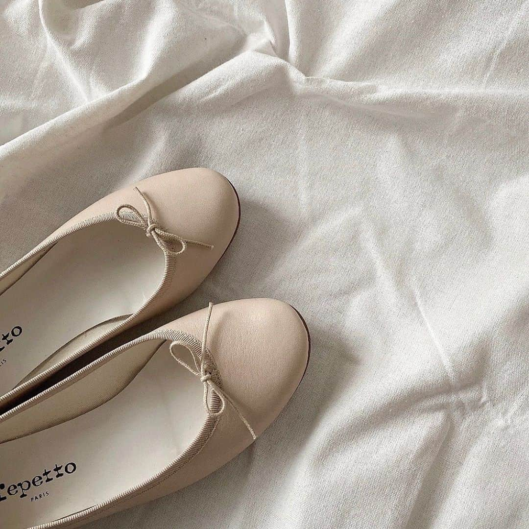 大園桃子さんのインスタグラム写真 - (大園桃子Instagram)「...  ballet shoes 🩰  新しいお靴です ずっと欲しいと思い続けてやっと。 汚したくなくて、歩く時は そーっとなります。  だんだんと涼しくなってきたなぁ 秋と冬が来るね、嬉しい🍂  ...」9月19日 19時23分 - o.momoko_official