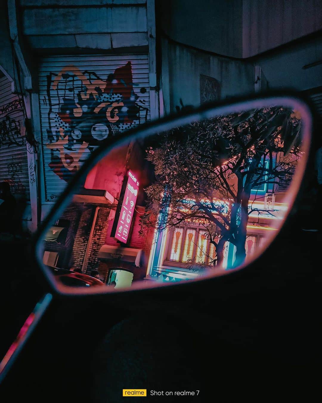 Putri Anindyaのインスタグラム：「The Night Scene //  Dalam gelap, Bandung memiliki scene tersendiri. Tidak mistis namun mythical. Berwarna dengan keunikannya. Meski sedang pandemi, mungkin itu yang membuat orang-orang rela berjalan kaki di sepanjang trotoar Asia Afrika sampai Braga. Sekedar merasakan atmosfer malam hingga pukul delapan. Jam malam, kerumunan pun pulang.   Series ini difoto dengan realme 7 with cyberpunk filter yang built in dari kamera realme. Filter ini merubah highlight menjadi magenta dan shadow kebiruan. Oh ya, jangan lupa ikut 2020 Global Photography Contest #FotoMalamrealme. Segera daftar di bit.ly/shotonrealme ✨  Hadiah utama senilai USD 10.000 dan realme 7 series. So, dear realme users, why not joining in ?   #FotoMalamrealme #Shotonrealme #64MPPowerMaster #realme7 #realme7i #FavoritnyaAnakMuda #DareToLeap」