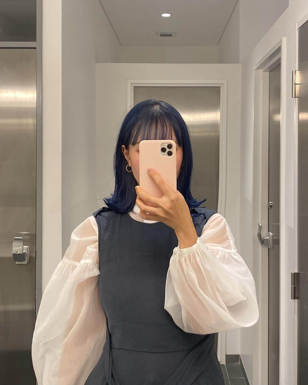 目見田早弥子のインスタグラム：「🦋🌏💙 今は色だいぶ抜けて グリーンがかったグレーになってきた🪐🌿」