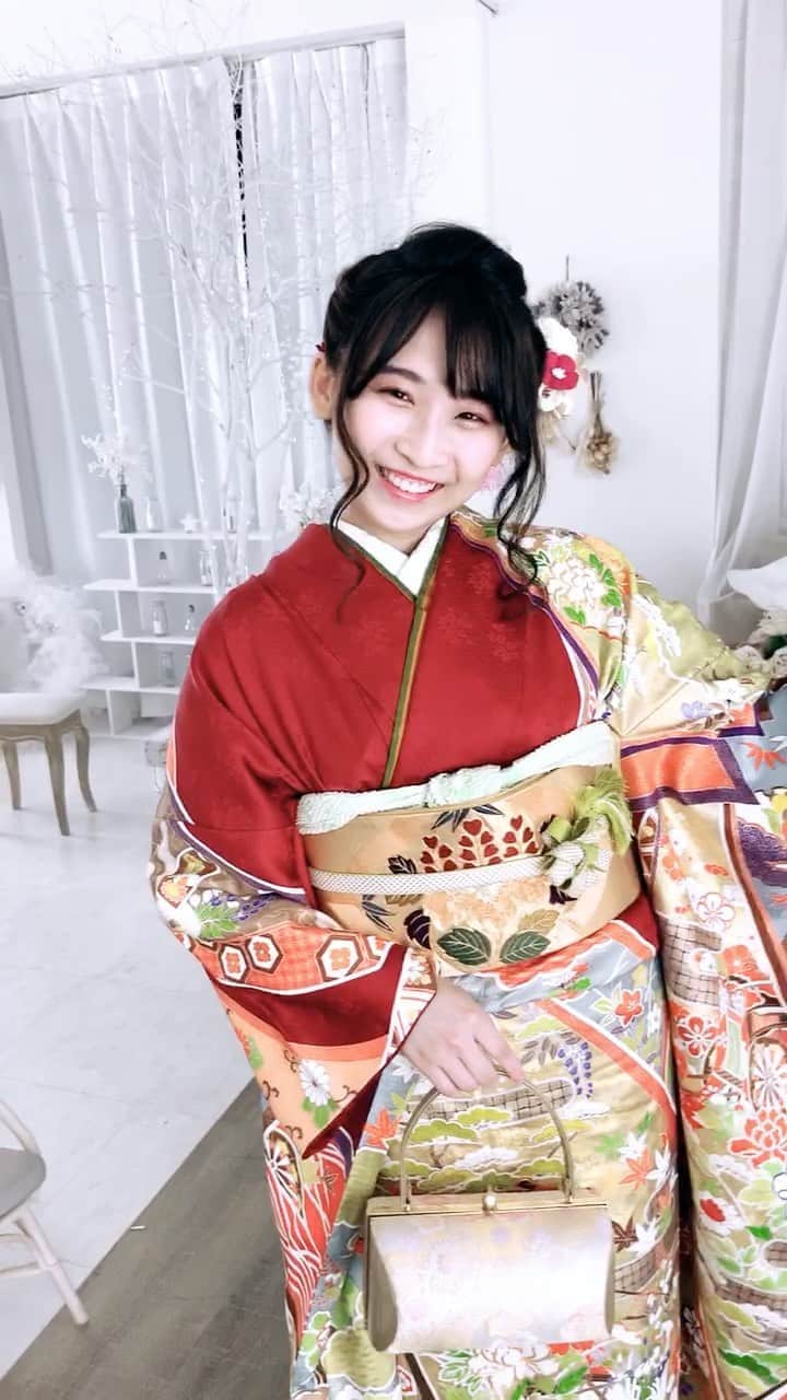 作田光のインスタグラム：「こんばんは🌙 今日も1日お疲れ様です🌸﻿ ﻿ 今日は成人式の前撮りに行ってきました👘﻿ 振袖を着れてテンションが上がっています✨﻿ とっても楽しかったです🌷﻿ ﻿ あと投票締め切りまで【4日】です😢﻿ みなさんの投票でグランプリが決まります💫﻿ 是非投票よろしくお願いします🙇‍♀️🍀﻿ ﻿ #ミス慶應 #ミス慶應理工 #ミスコン #慶應 #矢上祭 #光ぽち #成人式 #前撮り #振袖 #二十歳 #着物 #着物女子 #渡辺謙三 #友禅」