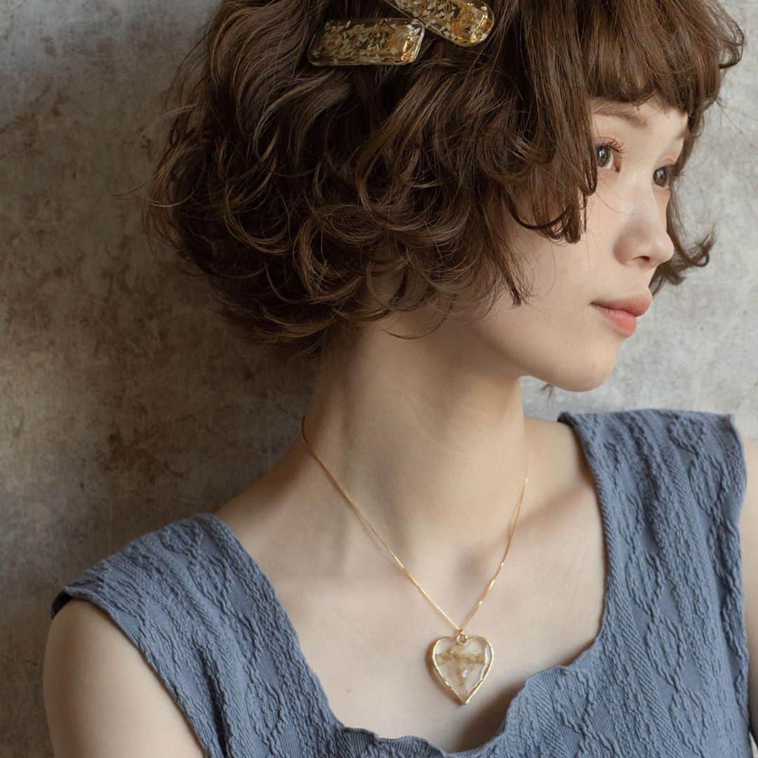 waco⭐️CHACOのインスタグラム：「new ハートチャームネックレス ハートの中にはかすみ草。 ネックレス部分は上質なK14ゴールドフィルドを使用しています。 来週新作クリップもアップします💘  CHACO ONLINE SHOP 9/22 TUE 21:00〜  model @_mura_hama  photo eicou hair @eight_hair」
