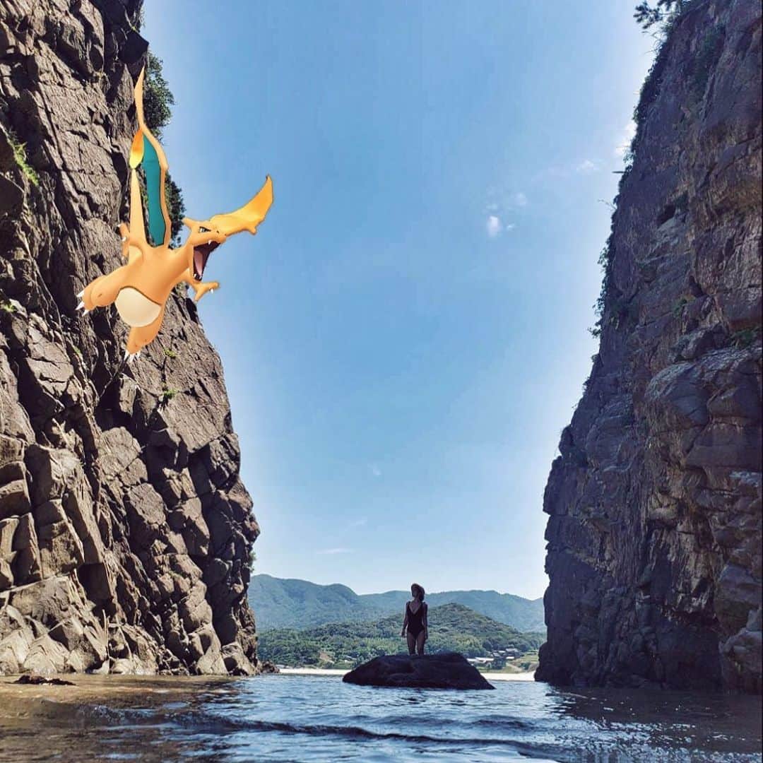 チアコマのインスタグラム：「. . リザードンおった📸 この場所ほんまステキやったけど 一生分のフナムシを見た気がする😂ww . . 明日はキャンプ♡🏕 どこも人気すぎて空いてへんかったから 川キャンにすることにしたよー♡ 次は琵琶湖キャンプ開拓していきたい♡ . . #リザードン #pokemon #pokemongo #ポケモン #ポケモンgo #京都 #京丹後 #京丹後市 #kyotango  #自然 #海」