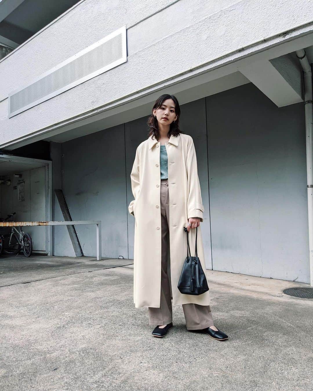 Shiho Sasakiのインスタグラム：「だんだんと涼しくなってきましたね🍃 @sheltterwebstore では18日よりOUTERの先行受注をスタートしてます✨ 私のおすすめはF/LEATHER BAL COLLAR COAT🧥 今年買おうと決めているアウターの内のひとつ✌️ とにかく素材が柔らかくて、程よい落ち感があるので 合革でも強い印象になりすぎない💟 ブラックのコート沢山持ってるから 今年はECRUにしようかな🕊 ストーリーにリンク貼っておきます👏 #MOUSSY#MOUSSYSNAP」