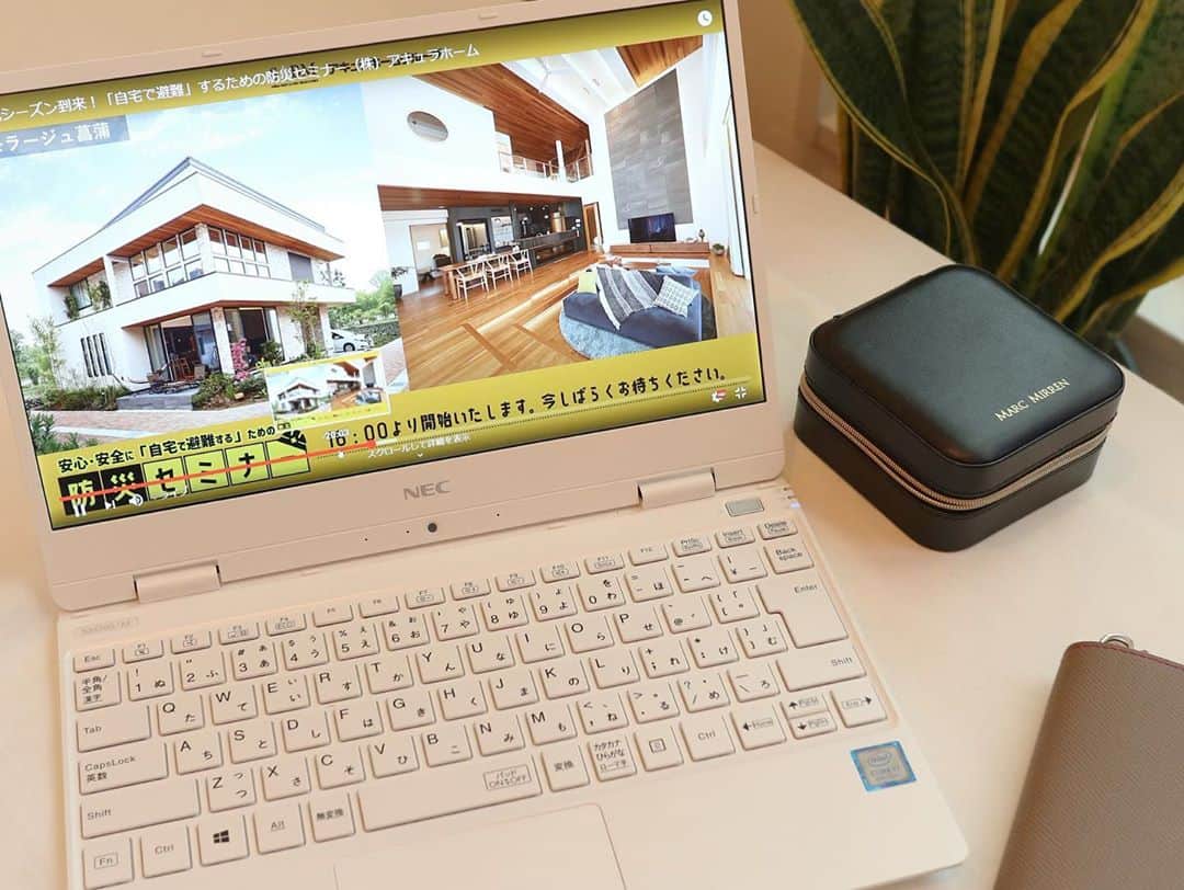 リナさんのインスタグラム写真 - (リナInstagram)「本日は、PC作業多めな一日…💻  防災グッズの見直ししようと思ってたのに、 出来なかった…😣  でも、 アキュラホーム @aqurahome の 「安心安全に自宅で避難するための防災セミナー」で しっかり勉強できたから、 今後とるべき行動が少し見えてきたかも📝  地震・台風・豪雨・水害などなど 日本はどこに住んでいても 災害の恐怖に晒されているから、 少しでも安心安全な暮らしができるように 日頃から心がけておきたいですよね💡  アキュラホームさんは、 単に家を作るだけでなく、 住んだ後のその家・人・地域のことをしっかり考えられている ハウスメーカーさんなんだなぁっと感じました🌟  セミナーに参加するまでは、 「なんで井戸のプレゼント？」なんて思っていたけど、 災害時に地域の生活用水として利用でき、 近隣の方々への助け合いの一つの手段になることを 知りました！  とても素敵な取組みで、 我が家にも井戸、作りたくなっちゃいました⛲️ ...................................................... #アキュラホーム #マイホーム記録 #注文住宅 #マイホーム計画 #家づくり #マイホーム #家 #PR #防災月間 #防災グッズ  #防災グッズ見直し」9月19日 19時30分 - 1010koki0218