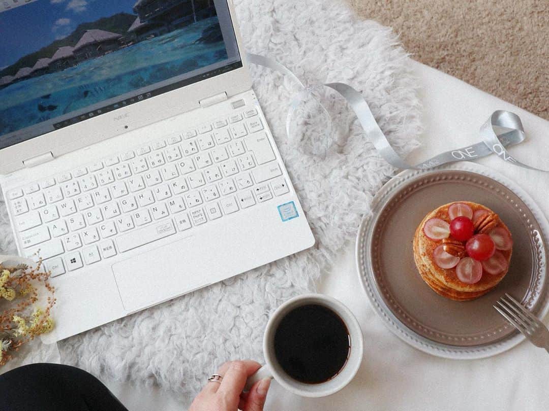 リナさんのインスタグラム写真 - (リナInstagram)「本日は、PC作業多めな一日…💻  防災グッズの見直ししようと思ってたのに、 出来なかった…😣  でも、 アキュラホーム @aqurahome の 「安心安全に自宅で避難するための防災セミナー」で しっかり勉強できたから、 今後とるべき行動が少し見えてきたかも📝  地震・台風・豪雨・水害などなど 日本はどこに住んでいても 災害の恐怖に晒されているから、 少しでも安心安全な暮らしができるように 日頃から心がけておきたいですよね💡  アキュラホームさんは、 単に家を作るだけでなく、 住んだ後のその家・人・地域のことをしっかり考えられている ハウスメーカーさんなんだなぁっと感じました🌟  セミナーに参加するまでは、 「なんで井戸のプレゼント？」なんて思っていたけど、 災害時に地域の生活用水として利用でき、 近隣の方々への助け合いの一つの手段になることを 知りました！  とても素敵な取組みで、 我が家にも井戸、作りたくなっちゃいました⛲️ ...................................................... #アキュラホーム #マイホーム記録 #注文住宅 #マイホーム計画 #家づくり #マイホーム #家 #PR #防災月間 #防災グッズ  #防災グッズ見直し」9月19日 19時30分 - 1010koki0218
