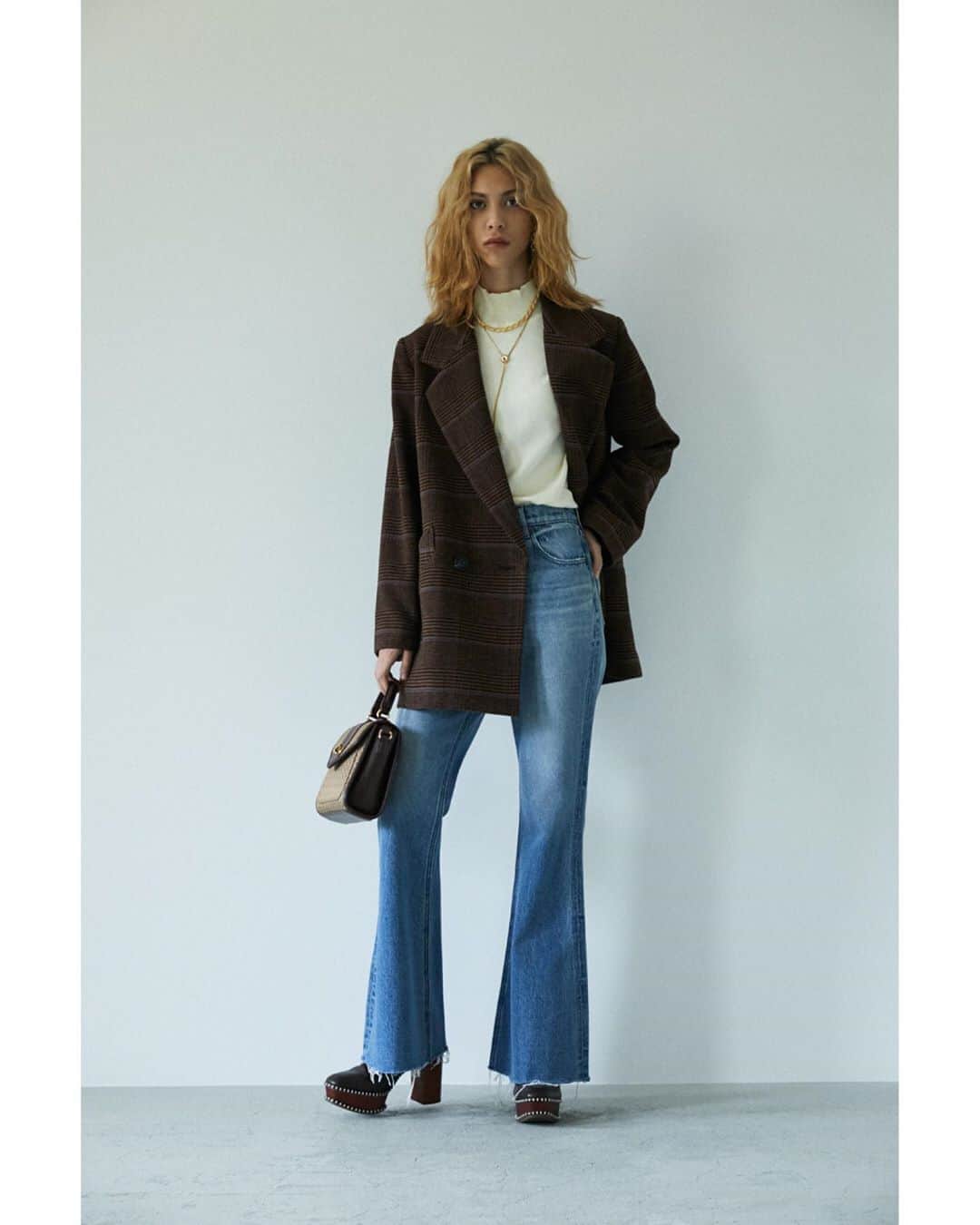 のインスタグラム：「MOUSSY 2020 OUTER LOOK BOOK SHEL'TTER WEBSTOREにて先行予約販売受付中。 -------------------------------------------------------- ・CHECK MIDDLE JACKET(010DA730-6470) スタンダードなシルエットで秋冬定番のチェック柄はどんなアイテムに合わせてもきまる今季の必需品。 品の良いシルエットはフェイクレザーのボトムスと合わせて、スパイスを効かせるのも◎。 全国のMOUSSY店舗では11月上旬頃より発売予定。 -------------------------------------------------------- Other items ・PUFF SHOULDER KNIT TOP(010DAW70-6150) ・JUST WAIST CUT OFF BELL BOTTOM(010DAB11-5100) ・LACE UP WOOD SOLE BOOTS(010DAB52-5350) ・MONOGRAM MINI SHOULDER BAG(010DAT51-5600) ・DOUBLE CHAIN NECKLACE(010DAW50-6780)  #MOUSSY #MOUSSYJEANS」