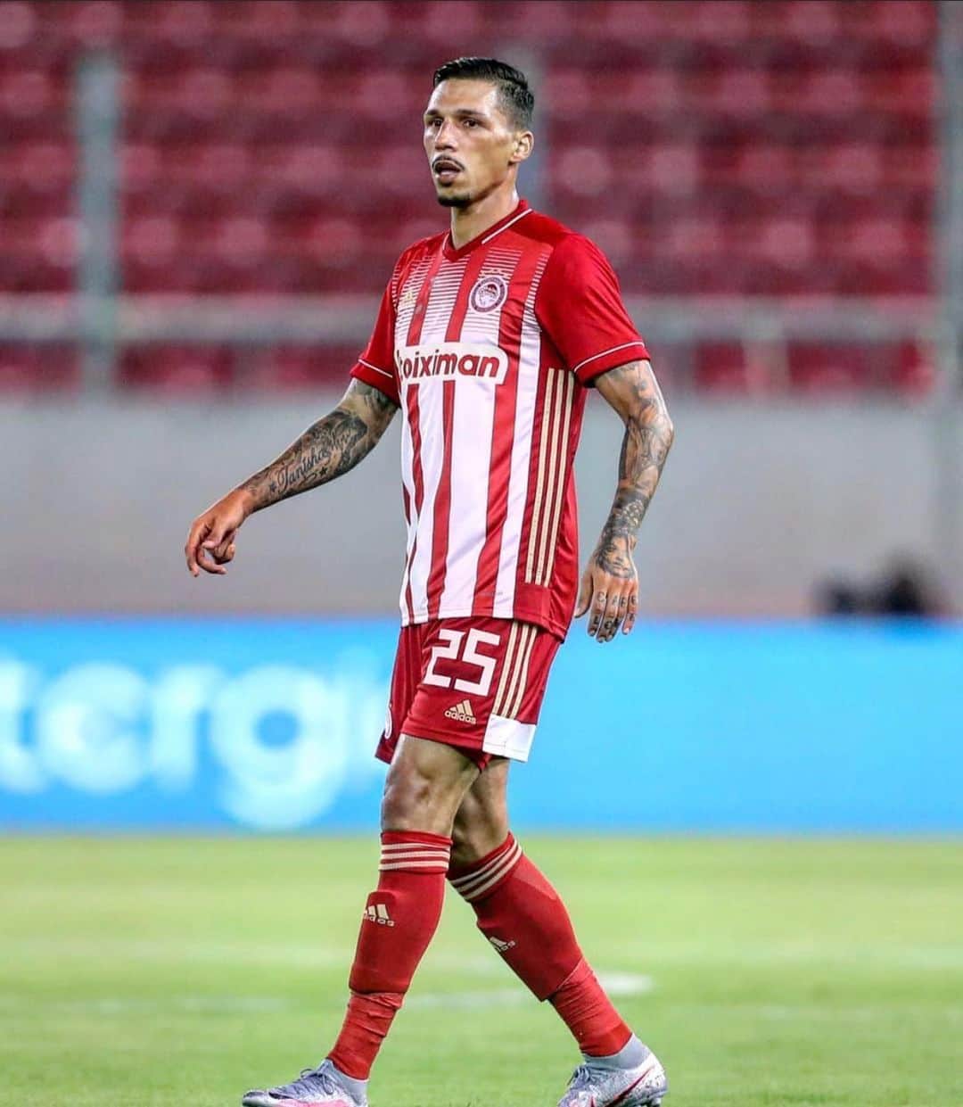 ヨゼ・ホレバスのインスタグラム：「Great start for the new season yesterday ! 🔴⚪️ @olympiacosfc  First 3 points in our 🏰  #olympiacos #nike #greeksuperleague」
