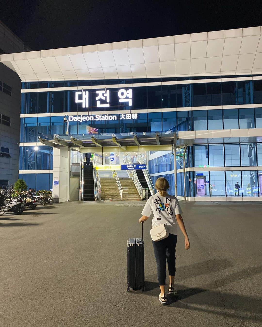 ハー・ミジョンのインスタグラム：「어쩌다보니 대전역😨  군인좀비 아저씨들 대기하고있던곳ㅋㅋㅋ 오해마세요 ‘부산행’ 스토리가 생각나서요😭 #대전여자 #대전출신이쥬」