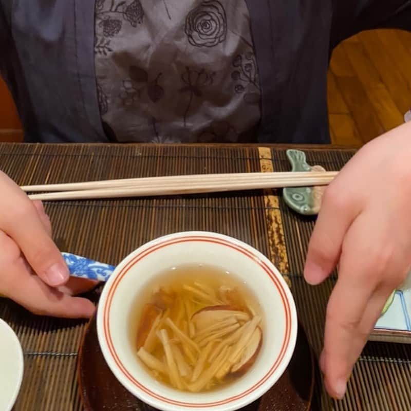 市川海老蔵 （11代目）さんのインスタグラム写真 - (市川海老蔵 （11代目）Instagram)「Autumn feast.  Matsutake mushroom broth. Matsutake mushroom fried✨ Matsutake mushroom maybe first time this year,  with appreciation. * 秋の味覚。  松茸の土瓶蒸し。 松茸のフライ✨ 松茸今年初かな、  感謝。  #市川海老蔵 #海老蔵 #成田屋 #歌舞伎 #ABKAI #ABMORI #ebizoichikawa #ebizo #kabuki #thunderparty #ebizotv #theater #theaterarts #actor #japan #classic」9月19日 19時42分 - ebizoichikawa.ebizoichikawa