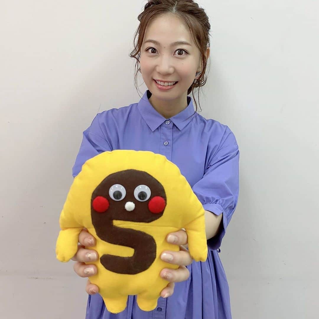 安済知佳のインスタグラム：「初和歌山でした🍊  【有田川アニメ劇場】というイベントにて「チックタック～約束の時計台～」を朗読いたしました。  子供達が凄く真剣に聴いてくれていて嬉しかったです😍  読みながら溢れすぎる感情を抑えるのが大変なほど素敵な物語で…会場の皆様と楽しむことができて幸せでした！  写真はテレビ和歌山さんのマスコットキャラクター栄谷五郎くんと👍  こんなに可愛いのにさかえだにごろうっていう名前の渋さのギャップが最高で一緒に撮ってもらいました😍  梅干しやみかんジュースなどいただいて、滞在時間は短かったのですが和歌山を味わえて嬉しかったです🍊🍊  ありがとうございました！  またいつかゆっくり遊びにいきたい！  #和歌山 #栄谷五郎 #安済知佳」