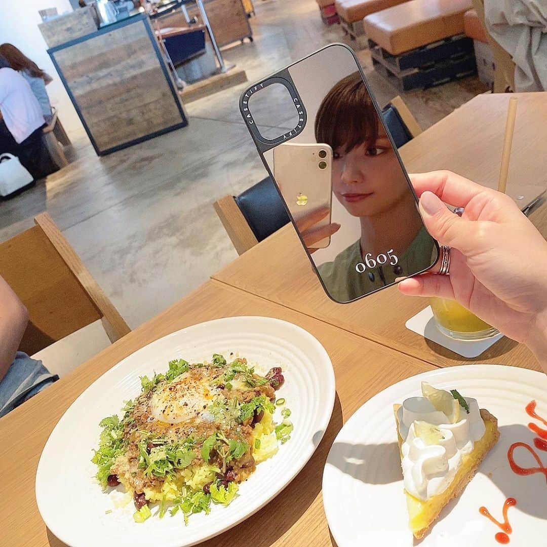 のインスタグラム：「． @casetify_jp のミラーケースを新調🤳✨ 出かける時、鏡持ち歩かなくていいから便利☻ 好きな文字をカスタムできたから結婚記念日を入れてみました👫💍 ． 「15MANAMIN」で15% offになるそうなので良かったら使ってください♡ ． #CASETiFY #プロモーション @casetify_jp @casetify」