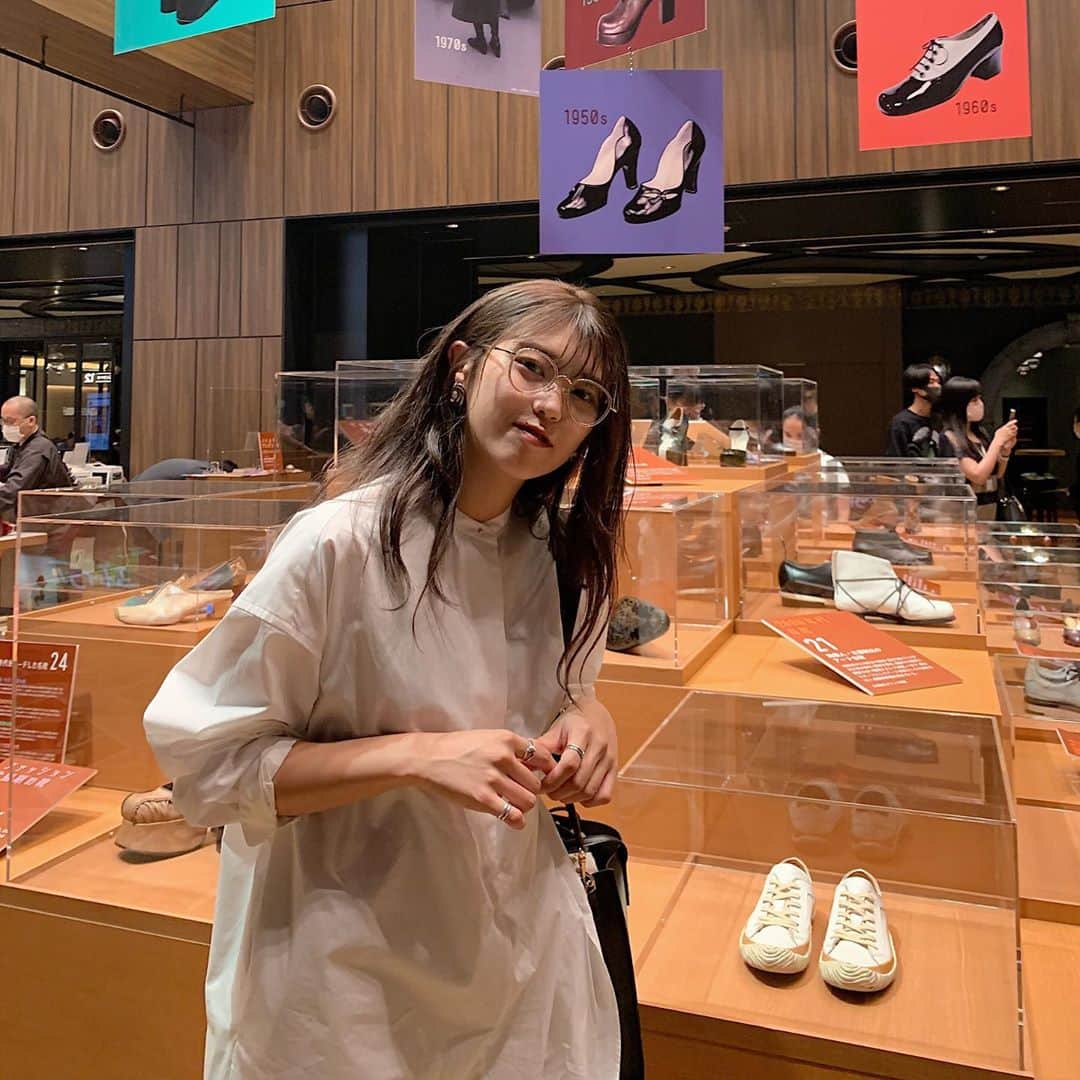 よしかわなみのインスタグラム：「ㅤㅤㅤㅤㅤㅤ 19,20日の2日間限定でやってる "靴ミュージアム" 行ってきた！ 日本の靴の歴史も知れるし、いろんな革靴があって可愛かった…！ ㅤㅤㅤㅤㅤㅤㅤㅤㅤㅤㅤㅤㅤ スクランブルスクエアの12階でやってるんだけど、すごい見晴らしよくて次は夕方に行きたい！！ ㅤㅤㅤㅤㅤㅤㅤ #japanleather  #革靴 #渋谷スクランブルスクエア #靴ミュージアム #日本の革靴150周年」