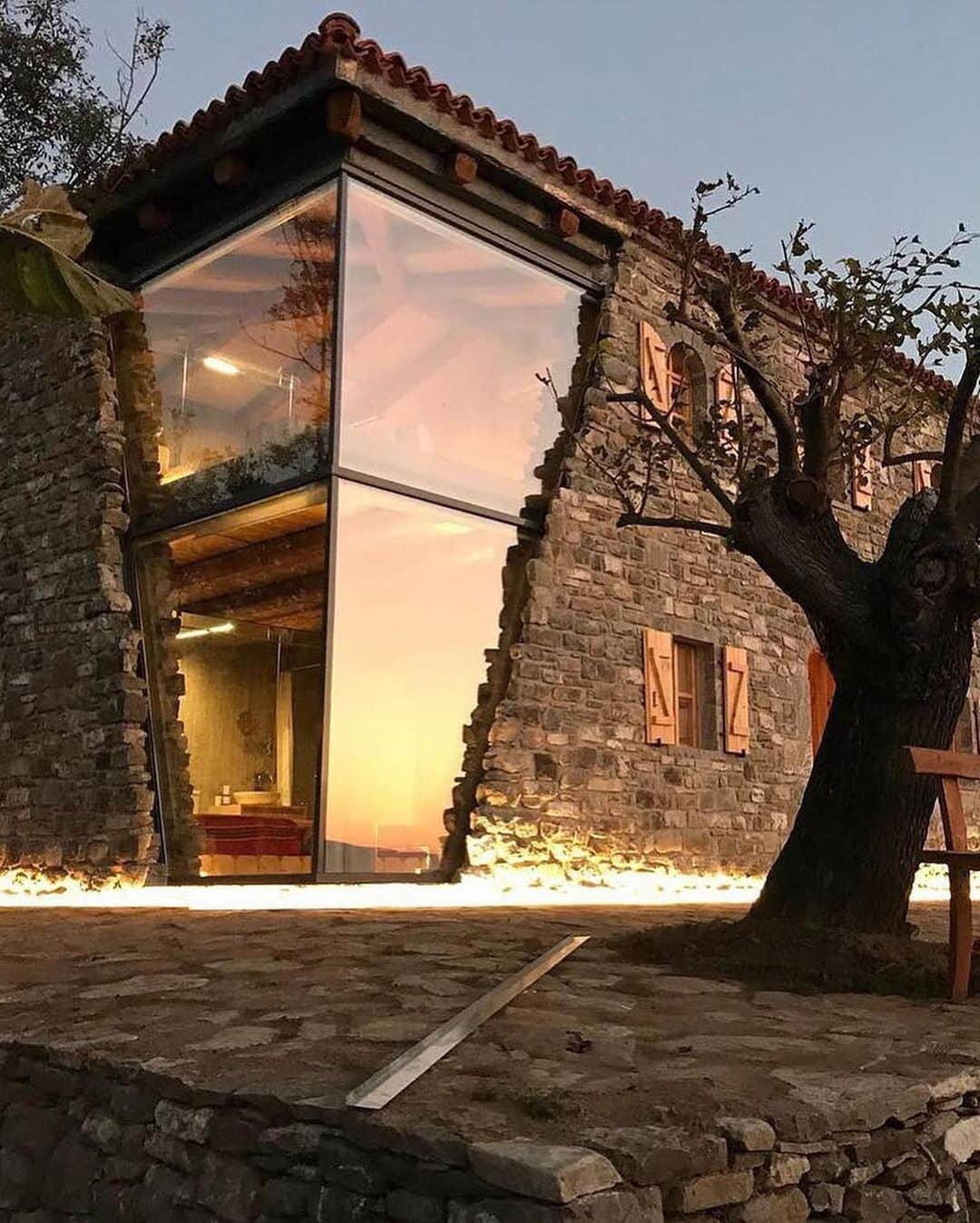 Canon Photographyさんのインスタグラム写真 - (Canon PhotographyInstagram)「House goals 😍 Photography // @plisatelier - @mrizi_i_zanave Curated by @steffeneisenacher  #architecture #architecturephotography #albania #housegoals #modernhouse」9月19日 19時40分 - cpcollectives