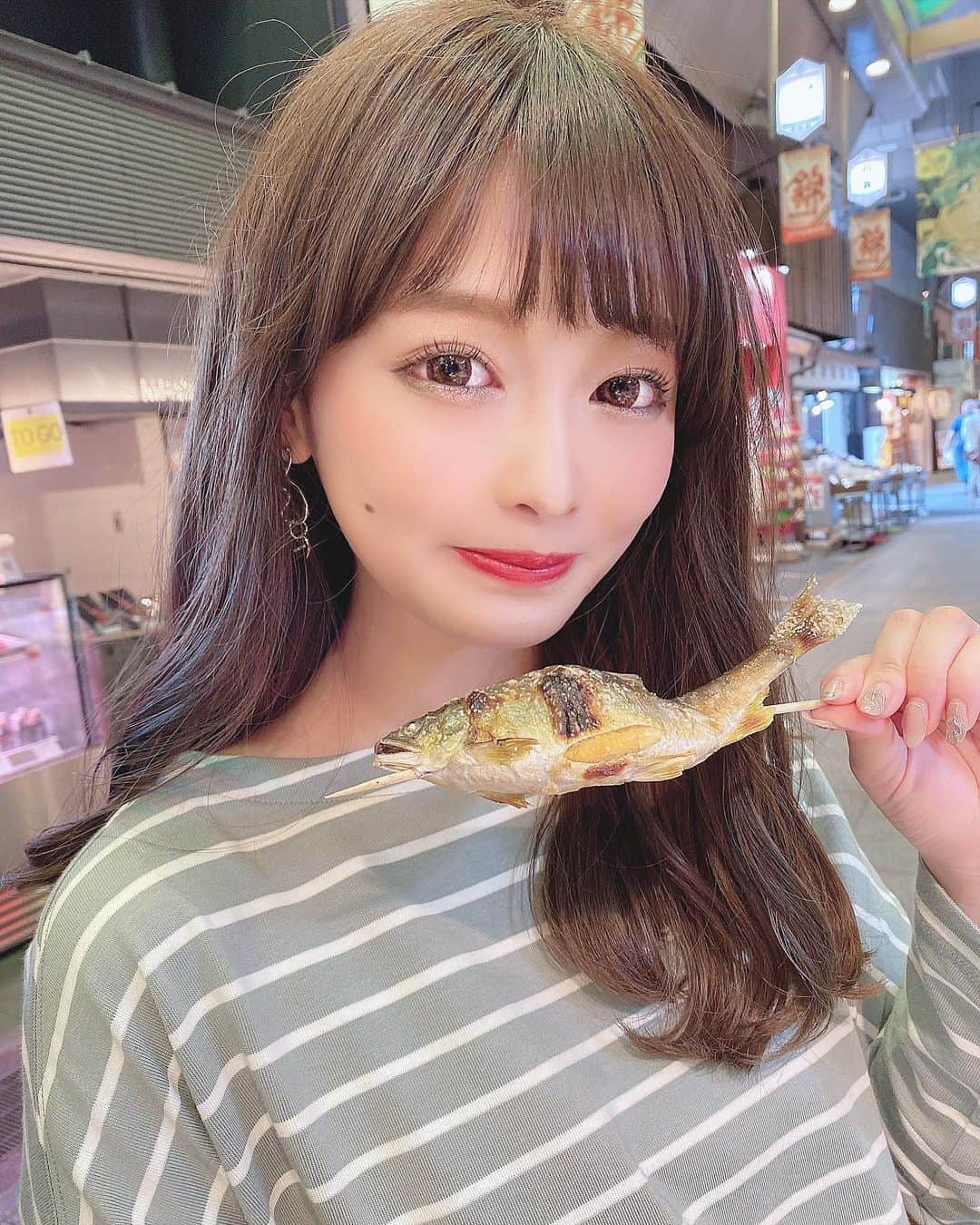 りなてぃさんのインスタグラム写真 - (りなてぃInstagram)「﻿ ﻿ ﻿ 何枚目の表情がお好みですか🥺﻿ ﻿ ﻿ ちなみにダイエット前の写真だよ？🥺💭（笑）﻿ ﻿ 子持ち鮎🐟おいしかったなぁ〜！！！﻿ お魚だいすき〜！！！﻿ ﻿ そしてダイエットが終わったら﻿ 1番最初に焼肉が食べたーーーーい🤤（笑）﻿ ﻿ ﻿ 何事も目標作って頑張るのが1番だね😌💓﻿ ﻿ ﻿ 明日は @merue_official にてインスタライブです！﻿ 新作アイテムを紹介していくのでお見逃しなく！！！﻿ ﻿ ﻿ #カラコン #アイメイク #ラッシュリフト ﻿ #シルバーアクセサリー #デカ目メイク #コスメ ﻿ #コスメ好き  #自まつ毛メイク #りなてぃー﻿ ﻿ ﻿ ﻿」9月19日 19時41分 - rinatea_25