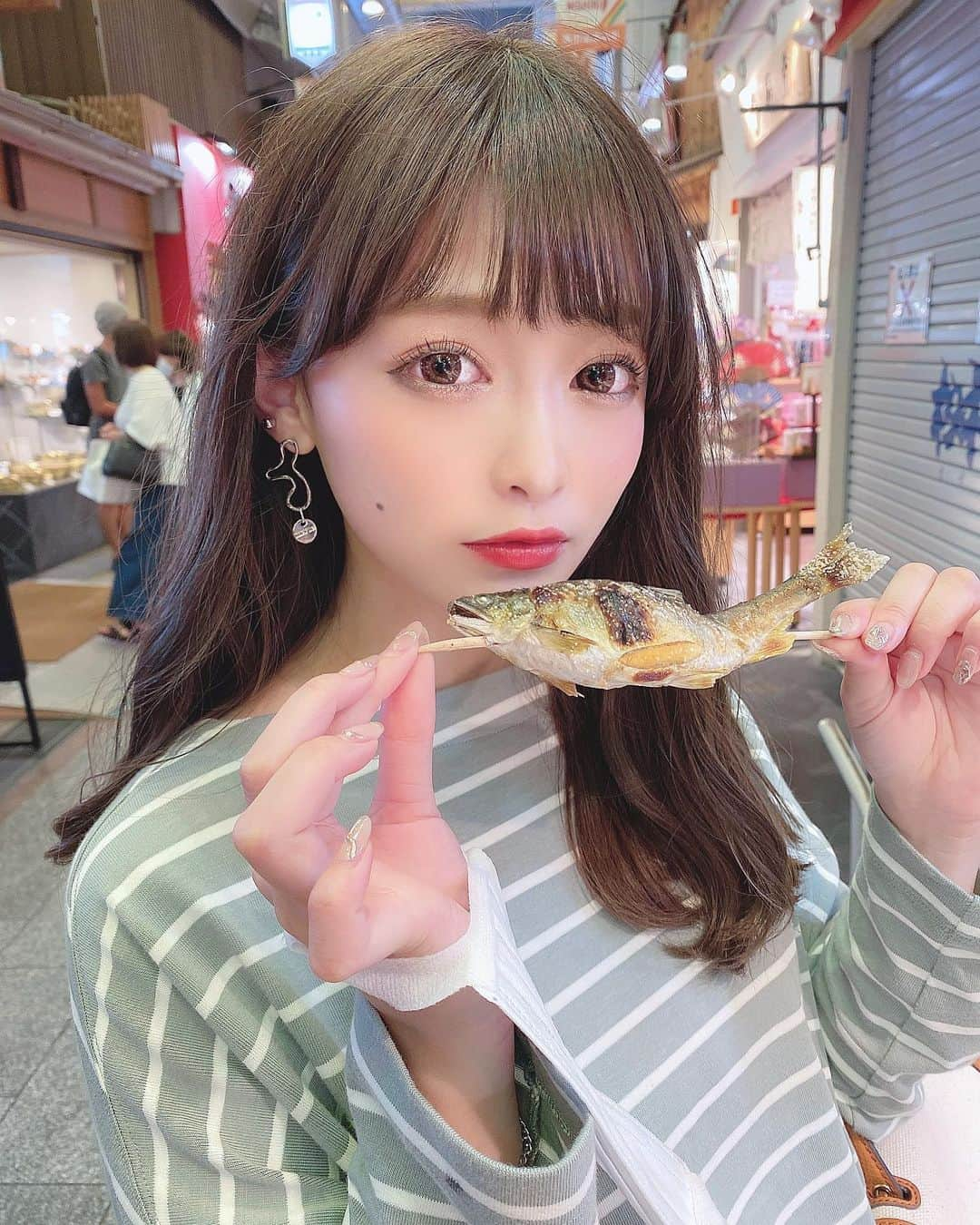 りなてぃさんのインスタグラム写真 - (りなてぃInstagram)「﻿ ﻿ ﻿ 何枚目の表情がお好みですか🥺﻿ ﻿ ﻿ ちなみにダイエット前の写真だよ？🥺💭（笑）﻿ ﻿ 子持ち鮎🐟おいしかったなぁ〜！！！﻿ お魚だいすき〜！！！﻿ ﻿ そしてダイエットが終わったら﻿ 1番最初に焼肉が食べたーーーーい🤤（笑）﻿ ﻿ ﻿ 何事も目標作って頑張るのが1番だね😌💓﻿ ﻿ ﻿ 明日は @merue_official にてインスタライブです！﻿ 新作アイテムを紹介していくのでお見逃しなく！！！﻿ ﻿ ﻿ #カラコン #アイメイク #ラッシュリフト ﻿ #シルバーアクセサリー #デカ目メイク #コスメ ﻿ #コスメ好き  #自まつ毛メイク #りなてぃー﻿ ﻿ ﻿ ﻿」9月19日 19時41分 - rinatea_25