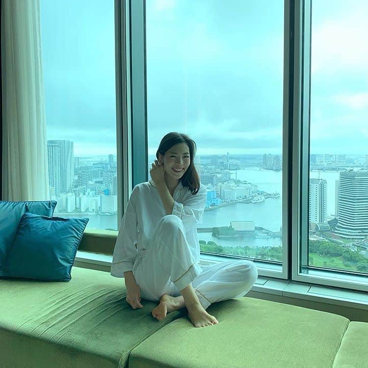 のインスタグラム：「コンラッド東京ではバスローブとパジャマ両方をご用意しております（上層階の35〜37階ではセパレートタイプ）。 ゴールドのラインが入ったデザイン、肌触りや着心地などにこだわったフランス製のパジャマとなっております。  Both bathrobes and pajamas are available at Conrad Tokyo (separate types are available on the 35th to 37th floors). The pajamas are made in France with a gold line design, made for the ultimate in comfort.  Photo by @mizuki_b2ew  Share your own images with us by tagging @conrad_tokyo ————————————————————— #コンラッド東京 #コンラッド #ホテル #汐留 #東京 #客室 #部屋 #新橋 #銀座 #ステイケーション #パジャマ #ConradTokyo #StayInspired #Conrad #Tokyo #suite #Shiodome #Shinbashi #staycation #conradsuite @ForbesTravelGuide」