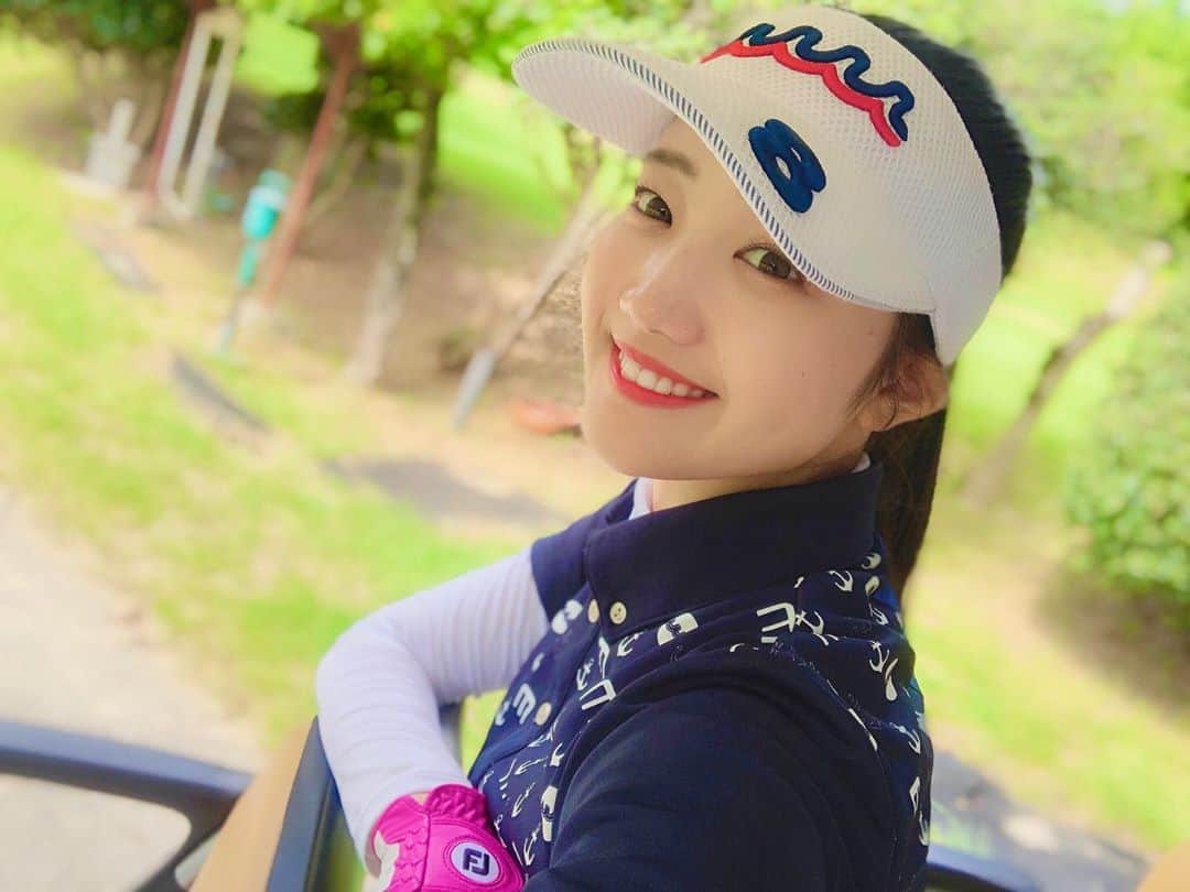 鈴木志歩のインスタグラム：「. 夏の間はちょっとお休みしていたので 久しぶりのゴルフ⛳️ . 最近、涼しくなってきたから すごく快適なゴルフができた〜🤍 . . また次行くときのために練習してこよ🏌️‍♀️ まずは目指せスコア110きるぞ✨ . . #golf #golfswing #golfwear #muta #mutamarinegolf #골프 #샐카 #샐피 #얼짱 #얼스타그램 #모델」