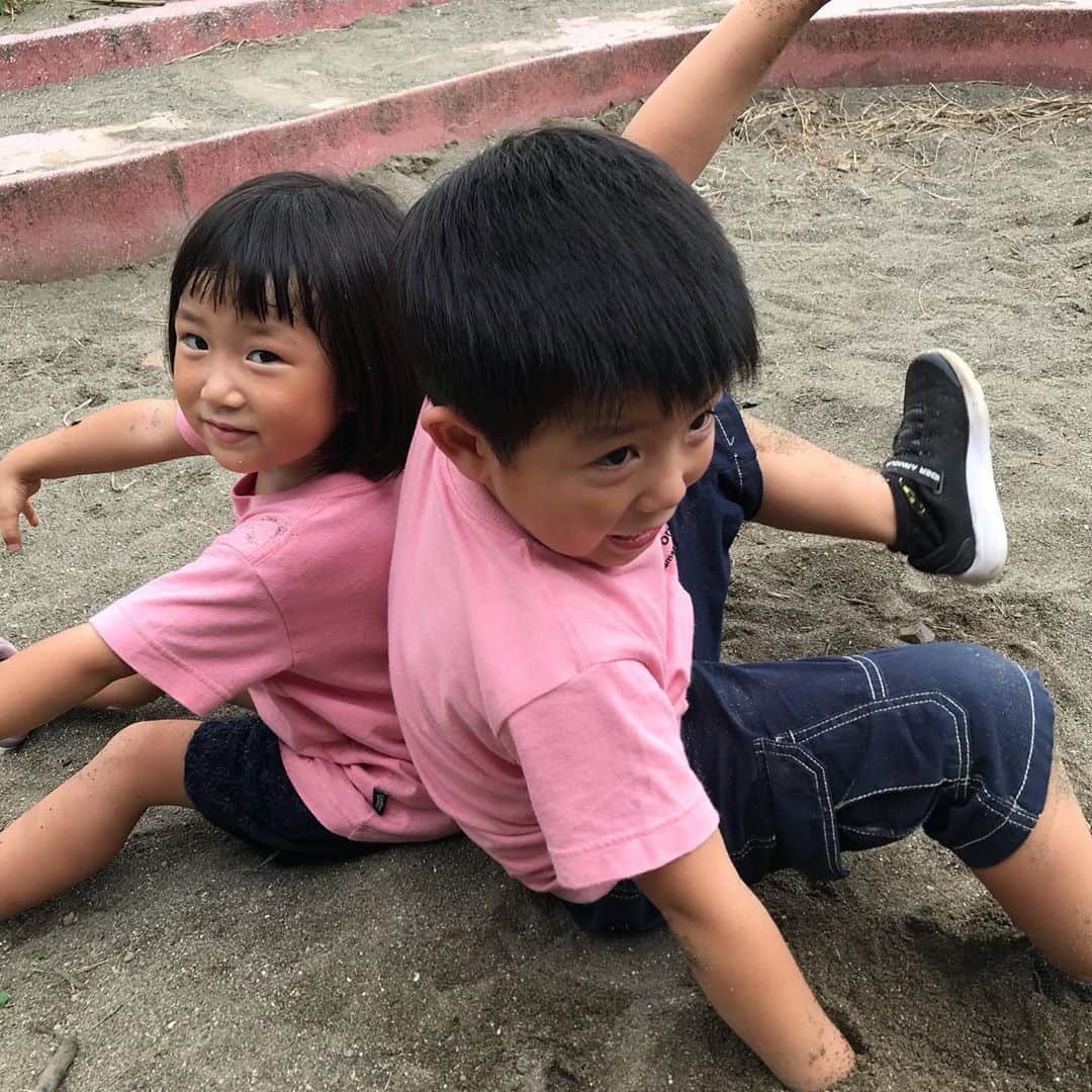 潮田玲子さんのインスタグラム写真 - (潮田玲子Instagram)「4連休初日は1日公園で遊びました🥰 虫取りに鬼ごっこ、砂遊び、そして公園のはしご笑笑 偶然にも普段行かない公園へ行ってみたらだいすきな幼稚園のお友達にも会えてさらに盛り上がった兄妹🤣☝️ 良かったねー💓🥰 二人とも19時半には就寝😪（よっしゃー🙌🙌🙌←ママの心の声）笑  #4連休 #遠出はしないけど #たくさん遊ぼうね #兄妹 #明日も楽しみで早く寝た」9月19日 20時02分 - reikoshiota_official