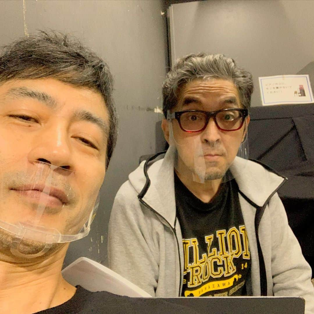 オクイシュージさんのインスタグラム写真 - (オクイシュージInstagram)「10月17日シネマート新宿で わたくしの監督作「王様になれ」が 一日限定再上映されます。  再び映画館のスクリーンと大音響で観られるとは。 DVDとスクリーンでは中でも音楽やライブシーンは雲泥の差。 是非再び味わってほしい。 未見の方にもこの絶好の機会に。 純粋に夢を追ったり でも不器用で挫折を味わったり 音楽に救われたり そんな経験のある人に是非観てほしい。  写真のキョトン顔は「王様になれ」で写真スタジオカメラマン古志野を演じてくれた大人計画の村杉蝉ノ介さん。 いま絶賛稽古してる「フリムンシスターズ」で共演中なのです。 #thepillows#岡山天音#後東ようこ#岡田義徳#岩井拳士朗#GLAY#TERU#JIRO#ストレイテナー」9月19日 20時09分 - shujiokui