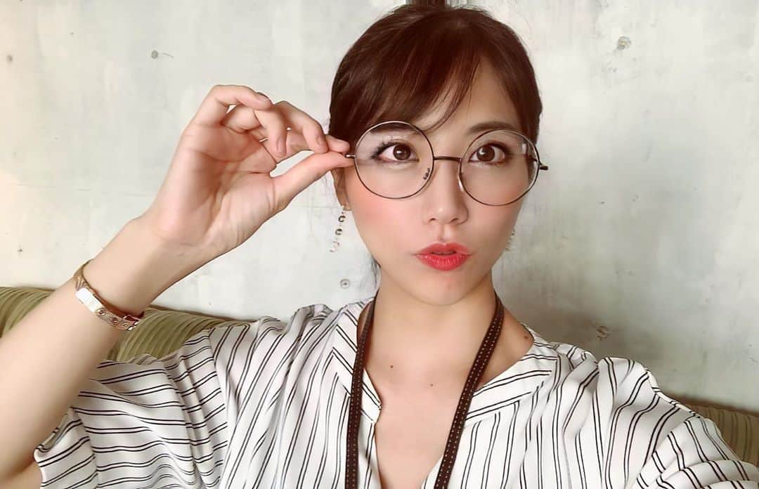 吉田早織さんのインスタグラム写真 - (吉田早織Instagram)「撮影で丸メガネした〜👓🤣🤣 初めてかけたんだけど似合ってるー？？笑 好評だったら明日も載せようかな🤣🤣🤣  #OL#会社員#女子会#ポニーテール#モデル#撮影#撮影モデル#フォトストック#撮影モデル #follow#followｍe#sexy#follow#インフルエンサー#虹プロ#虹プロ好きな人と繋がりたい#メガネ#眼鏡#めがね#めがね女子 #眼鏡女子 #メガネ女子 #OLコーデ#gu」9月19日 20時06分 - saoriyoshida034