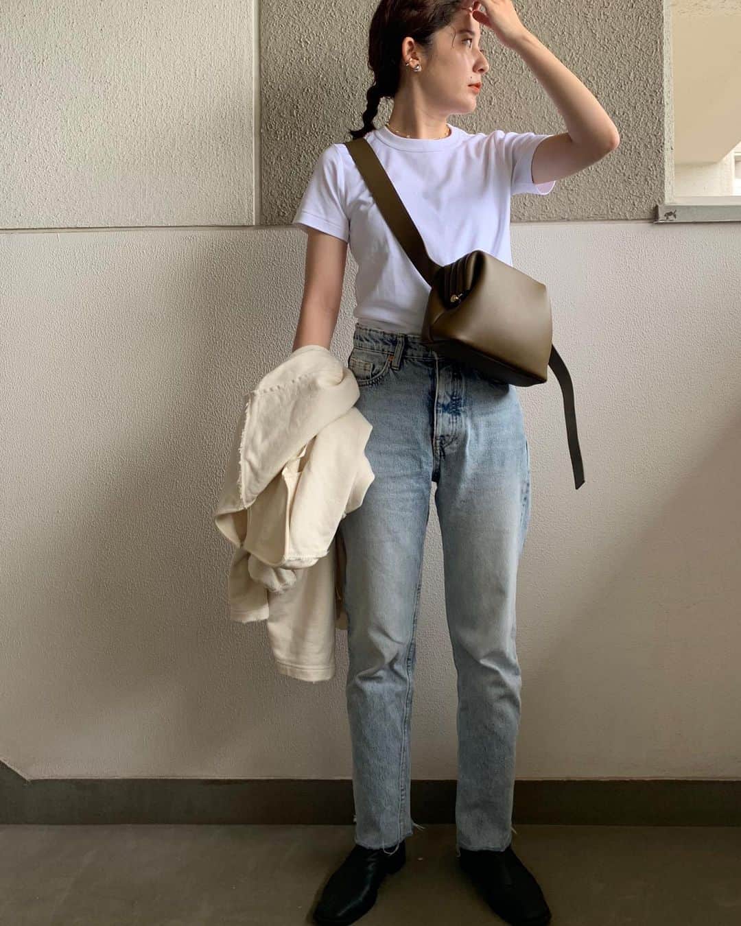 my9mj8のインスタグラム：「﻿ 　　﻿ 今日はこっちにきてから﻿ 初めて少し遠出した〜🥺﻿ ﻿ なんか今日暑くて半袖！﻿ 途中で寒くなって手に持ってるの羽織ってたけど笑﻿ ﻿ ﻿ #ファッション#コーデ#コーディネート#fashion #coordinate #code #オシャレ #ootd #outfit #wear」
