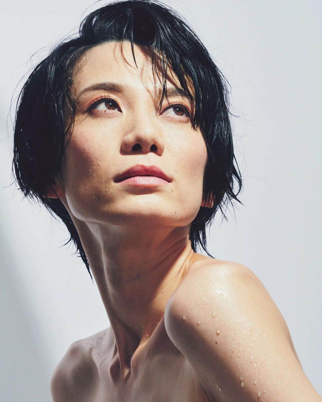 平山奈美のインスタグラム：「@kazuto_fotografo  @nakatsuka_tomoe   .  #ビューティ #ナチュラルメイク #ヘアメイク #メイクアップ #きれいめ #大人メイク #ショートヘア #ショートヘアアレンジ #ママ」