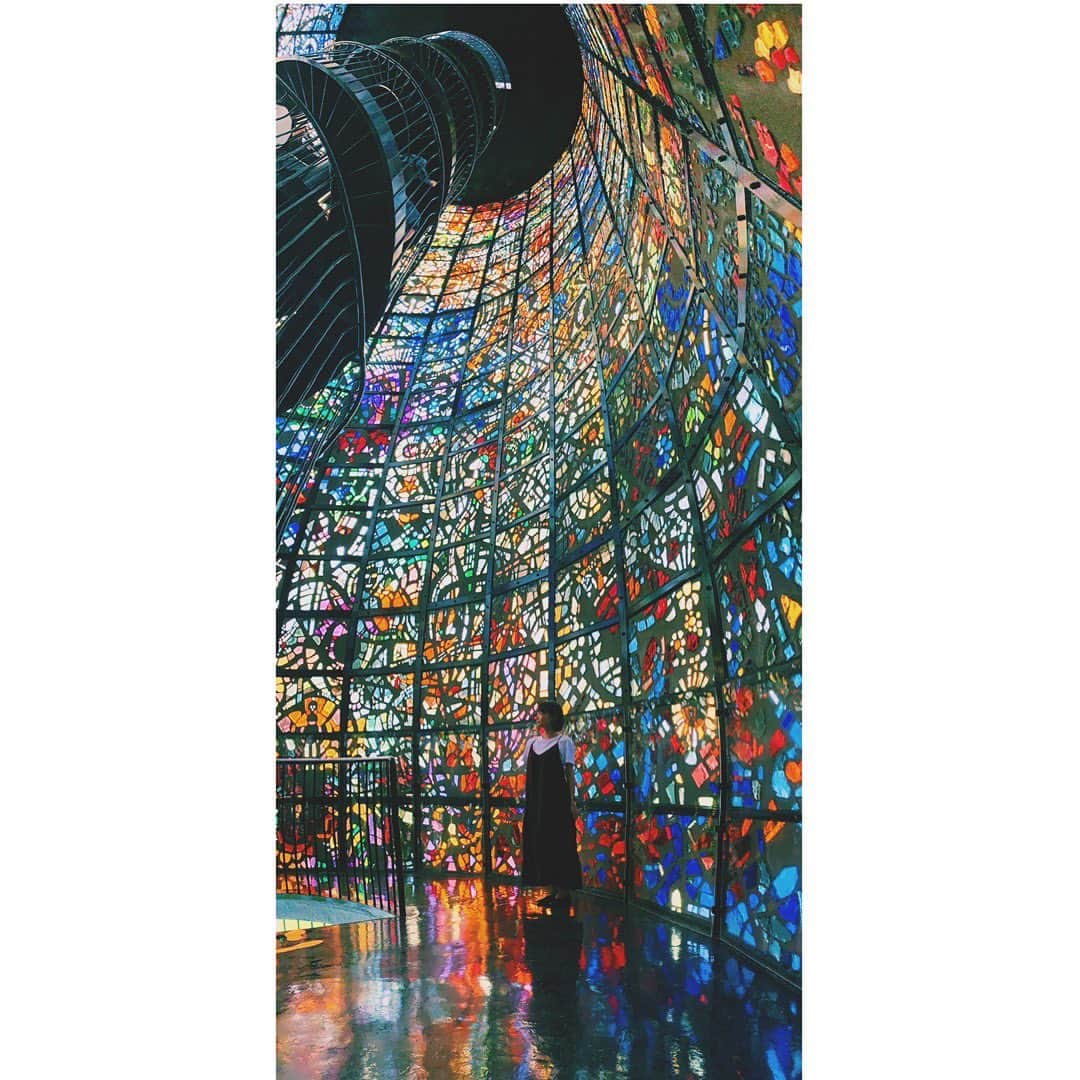 寺川里奈のインスタグラム：「#ステンドグラス #アート#芸術 #作品 #美術館 #stainedglass #art」