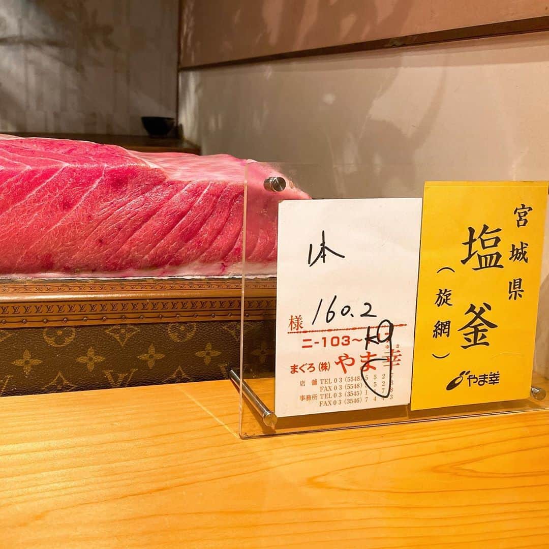 山岸久朗さんのインスタグラム写真 - (山岸久朗Instagram)「鮨編。 エルメスのお皿に、トロたくでエルメスマーク。ヴィトンのトランクの上てのがまたややこしい。ようこれで何処からも訴えられへんなー。笑笑 #鮨尚充  #トロたく #エルメス #hermes #やま幸 #塩釜  #中目黒 #中目黒駅 #中目黒グルメ #中目 #中目黒ディナー #東京グルメ #東京鮨 #東京寿司 #江戸前鮨  #山岸久朗 #山岸弁護士 #山岸弁護士が飯テロ中#山岸弁護士の日本一周」9月19日 20時11分 - yamaben