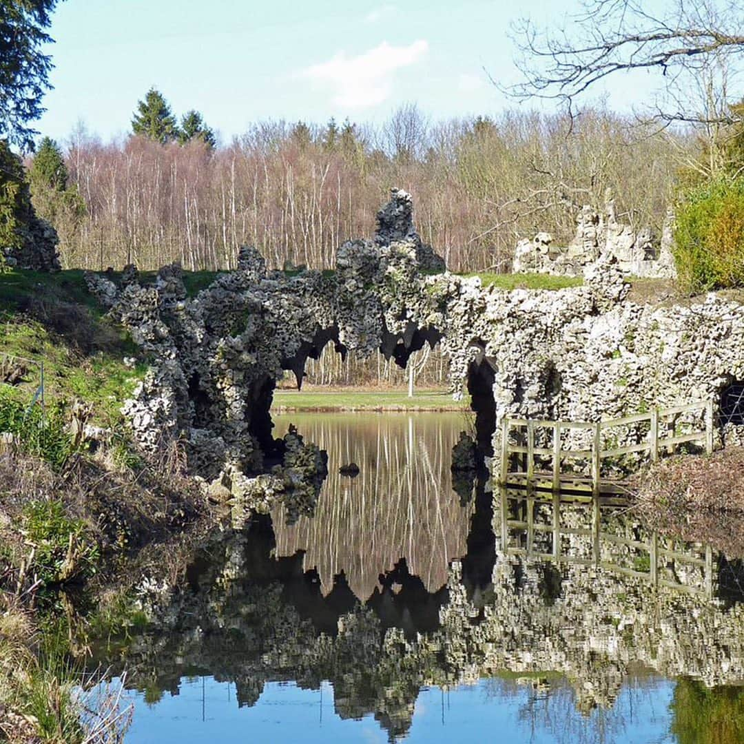 クリスティーズさんのインスタグラム写真 - (クリスティーズInstagram)「Designed in the eighteenth century by Charles Hamilton and internationally celebrated at the time, Painshill garden was designed as a walk through a work of art, taking the viewer past theatrically placed follies, which are concealed and then dramatically revealed and a series of stunning views.⠀ .⠀ The Ruined Abbey, reflected in the Serpentine Lake with a waterwheel that feeds it from the River Mole. The Grotto, a sparkling cave of crystals, amazes visitors with its coral pools. A replanted vineyard produces Painshill sparkling wine grown according to eighteenth century methods, while hidden in forest lies a secluded hermitage.⠀ .⠀ As part of the Historic Houses group, Painshill is in the shortlist for the Historic Houses Garden of the Year awards, sponsored by Christie's.⠀ .⠀ You can vote for your favourite of 2020 until 30 September. Link in bio to vote.⠀ .⠀ Painshill, Surrey⠀ .⠀ @historic_houses @painshill #historichouses #gardens #outdoors #landscapes #goty2020 #gardenoftheyear #horticulture #horticulturaldesign」9月19日 20時11分 - christiesinc