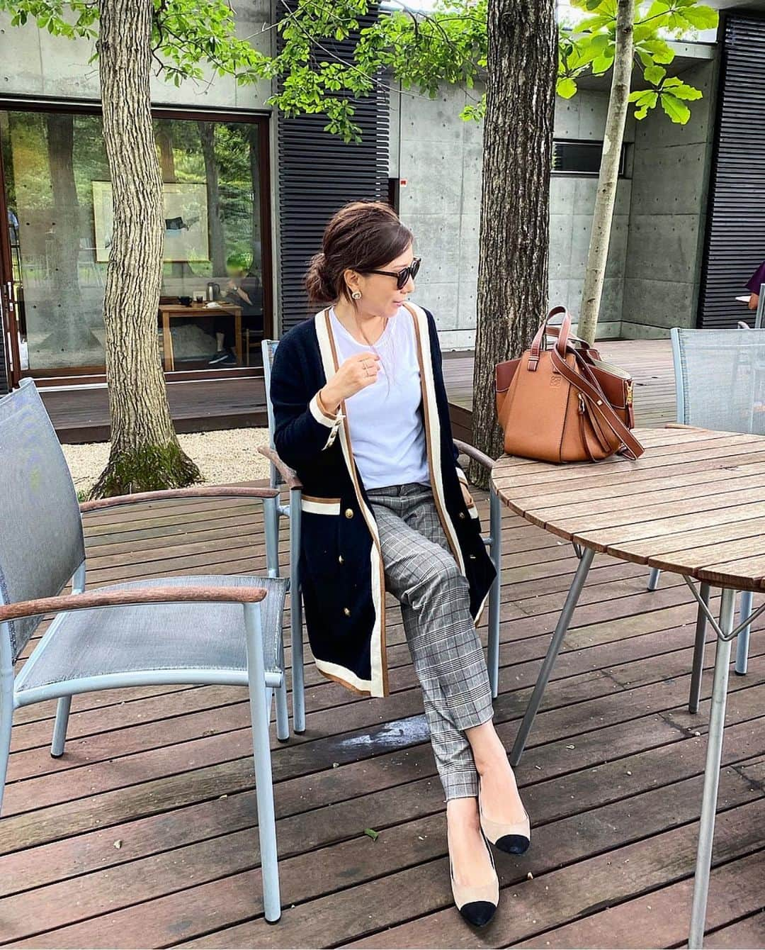 chiyo1173さんのインスタグラム写真 - (chiyo1173Instagram)「#outfitoftheday  4連休初日 美味しいお蕎麦を食べに行きました🚘 ・ ・ ここのお店お洒落で雰囲気も景色も良くて、 素敵なお蕎麦屋さんだったな。 連休と言うこともあってか、お昼時はかなりの行列！ お蕎麦はもちろん、とろろご飯が絶品でした✨ ・ ・ コーデは、 コンサバでクラシカルな雰囲気が可愛い @estnation_jp のカーディガンを 白Tとチェックのパンツに合わせて❤︎ 寒くなってきたら、 中にタートルネック合わせるのも良さそう。 ・ ・ #AD #ESTNATION #エストネーション」9月19日 20時12分 - chiyo1173