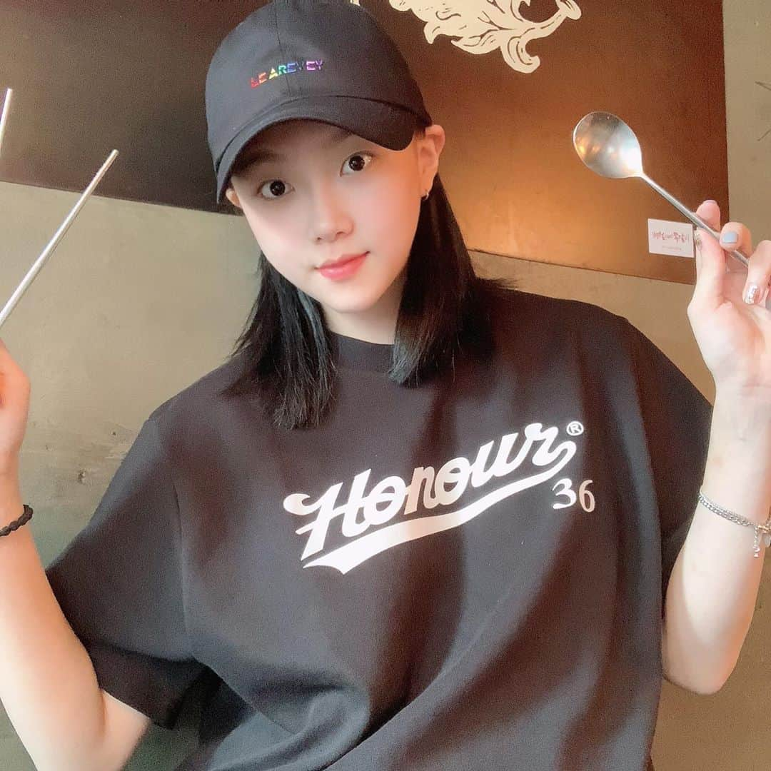 Ni Daさんのインスタグラム写真 - (Ni DaInstagram)「이쁜 모자선물받고 신나서 쪽갈비먹었다🧢 잘쓰고다닐게요 @le_arevey ❣️」9月19日 20時13分 - da.ni_jung