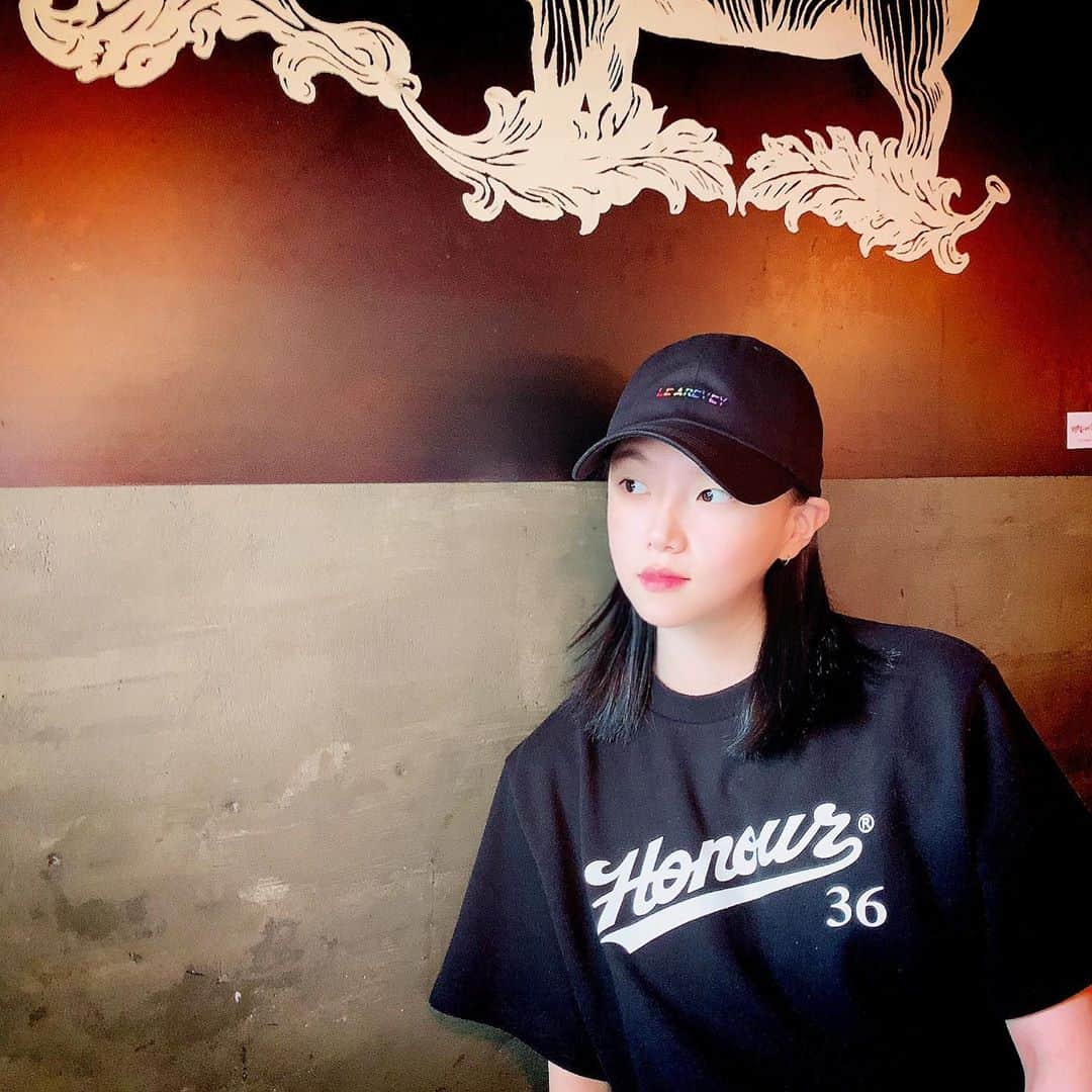Ni Daのインスタグラム：「이쁜 모자선물받고 신나서 쪽갈비먹었다🧢 잘쓰고다닐게요 @le_arevey ❣️」