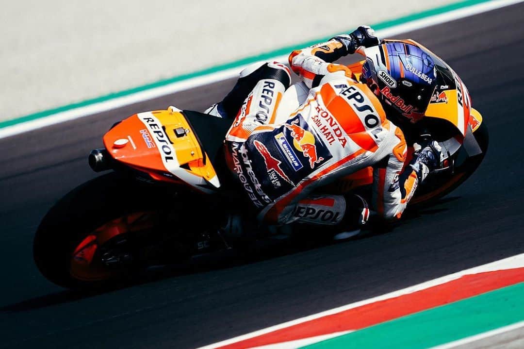 レプソル・ホンダのインスタグラム：「Get low. Times are fast here in Misano, but there’s more to come 🔥 ⠀⠀⠀⠀⠀⠀⠀⠀⠀ #EmiliaRomagnaGP #MotoGP #AM73 #AlexMarquez73 #Repsol #Honda #RepsolHonda #HRC #RC213V #ThePowerOfDreams #Racing #Motorcycle #Team #OneHeart」