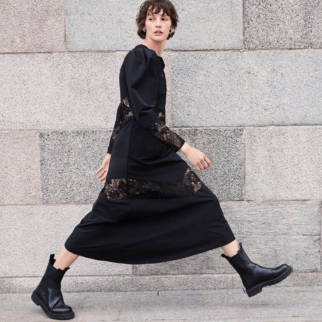 H&Mさんのインスタグラム写真 - (H&MInstagram)「Welcome autumn in recycled polyester: made from textile waste from manufacturing processes. #HM  Lace-trimmed dress: 0908799002 High profile Chelsea boots: 0898889001」9月19日 20時26分 - hm