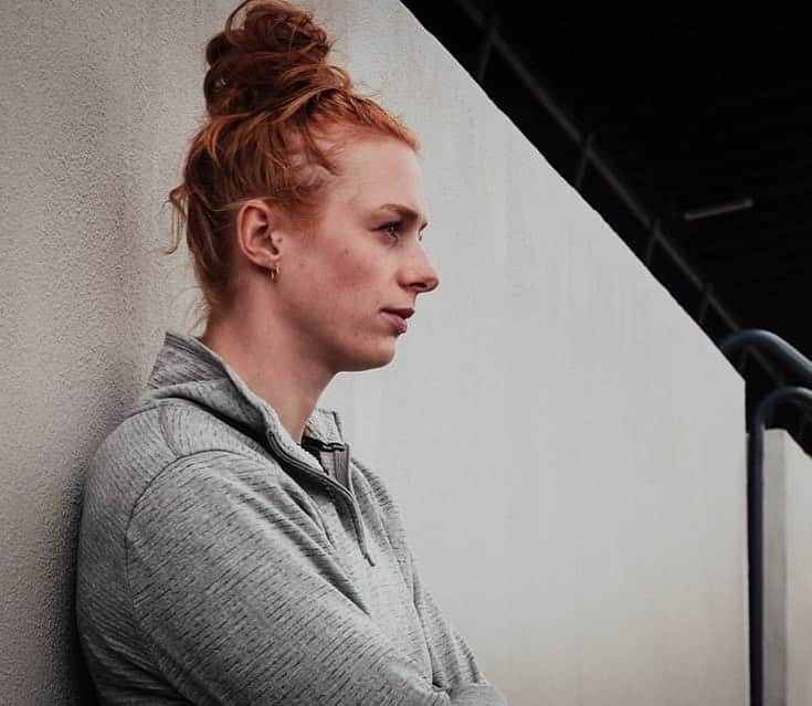 マチルドU・クラマーのインスタグラム：「It’s a wrap! 🙌🏻  Så er sæsonen slut for i år og det er tid til lidt refleksioner.... 💭  Ligesom for så mange andre, har 2020 været speciel. Sæsonen har været præget af aflysninger, uvished, corona-restriktioner og tomme tilskuerpladser.   Sammenlignet med andre sportsgrene har vi dog været utrolig heldige overhovedet af få muligheden for at træne og konkurrere nogenlunde normalt!  Jeg har fået mest muligt ud af sæsonen og kan, trods omstændighederne, tage mange ting og erfaring med videre. Selvom målet om både OL og EM blev taget fra mig, har jeg alligevel formået at sætte et par flueben i år! ✔️ PR på 100m og dansk årsbedste ✔️ Dansk mester på 100m ✔️ Diamond League debut  ✔️ Utroligt stabile tider og bedste tidsgennemsnit i karrieren ✔️ Præstere også når set-uppet ikke er perfekt og tilskuerpladserne tomme  ✔️ Dansk rekord og mester på 4x100m (klubhold) 💙  Det er jo oftest i modgang at man lærer mest og jeg har lært en del af denne sæson:  ▪️Jeg har lært at jeg nogle fantastiske mennesker omkring mig.  ▪️Jeg har lært at planer er gode, men at det også er vigtigt at kunne være omstillingsparat.  ▪️Jeg har lært at der ikke er ikke noget der er så skidt at det ikke er godt for noget! Altså skal jeg ikke skal lade mig slå ud af dårligt nyt og ændringer i planen - For hvis jeg får justeret målet, kan jeg sagtens få det bedste ud af situationen alligevel. ▪️Jeg har lært at udnytte mine muligheder bedre og gribe chancen når jeg får den.  Når det så er sagt, er der en helt masse jeg stadig gerne vil opnå med min atletikkarriere og jeg ved at jeg har mere i mig! Nu skal jeg holde fri og så begynder arbejdet frem mod 2021 som (forhåbentligt) bliver et rigtigt vigtigt år 💫   Tak for i år og tusind tak fordi i følger med 🙌🏻  Og tak for støtten til alle mine samarbejdspartnere  @fif_atletik_og_motion  @nike @statedrinks  @barebells.dk  @derma_official   📸 @christianjorn_ / @atletikdk  #ASmoothSeaNeverMadeASkillfullSailor」