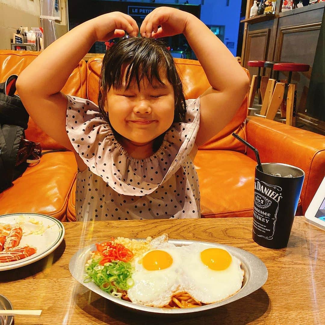 Aya（高本彩）さんのインスタグラム写真 - (Aya（高本彩）Instagram)「今日は姪っ子のせーちゃんと、敬老の日のプレゼントを買いに行った帰りに @saoriiiii819 さんと @j_hidaka_192 さんのお店へ❤︎ 素敵なカフェで美味しいお食事たくさんいただきました‼️  　@32_cafe_bar_official オススメメニューの焼きそばは美味しすぎてせーちゃんと感激‼️  短い時間でしたが最高夫妻にお会いできてパワーもらいました‼️  せーちゃんはずっと〝さおりお姉ちゃんかわいい。〟と小さい声で言っていました❤︎笑  #大阪#堀江#カフェ#木村沙織 さん#Jさん#最高夫妻#32cafe#巨匠の絵も見れた#流石#porkchop」9月19日 20時21分 - aya_dream04