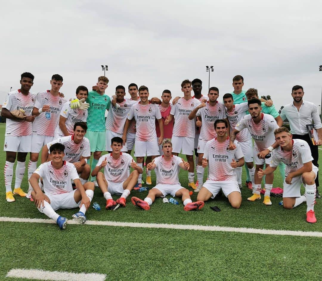 ACミランさんのインスタグラム写真 - (ACミランInstagram)「A tough but convincing season opener ⚽ Solid start, young lads 💪🏼🔴⚫ #CagliariMilan #MilanYouth #SempreMilan」9月19日 20時23分 - acmilan