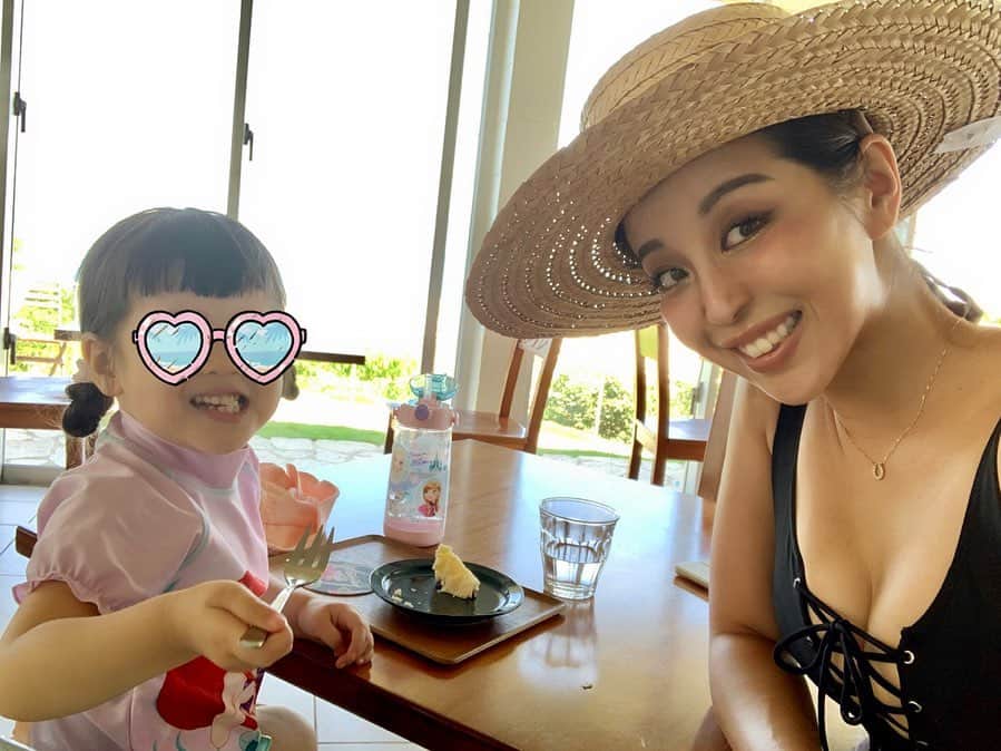 PINKYのインスタグラム：「You're smile always makes me happy👧🏻🌈💕  娘が成長するにつれて ますます可愛くて可愛くて… 毎日キュンっと胸をときめかせてくれる🥰💓  笑顔とともに 独特のポーズと、うっかりオムツを履いたままお庭のプールに入ってしまった時の、大きいお尻がたまらないっ🤣🍑w(swipe2.3枚目)  今夏の思い出🌻  ・・・ #love #happy #family #mamalife #babygirl #3歳 #makesmehappy #throwback #沖縄 #窪塚家の夏休み」