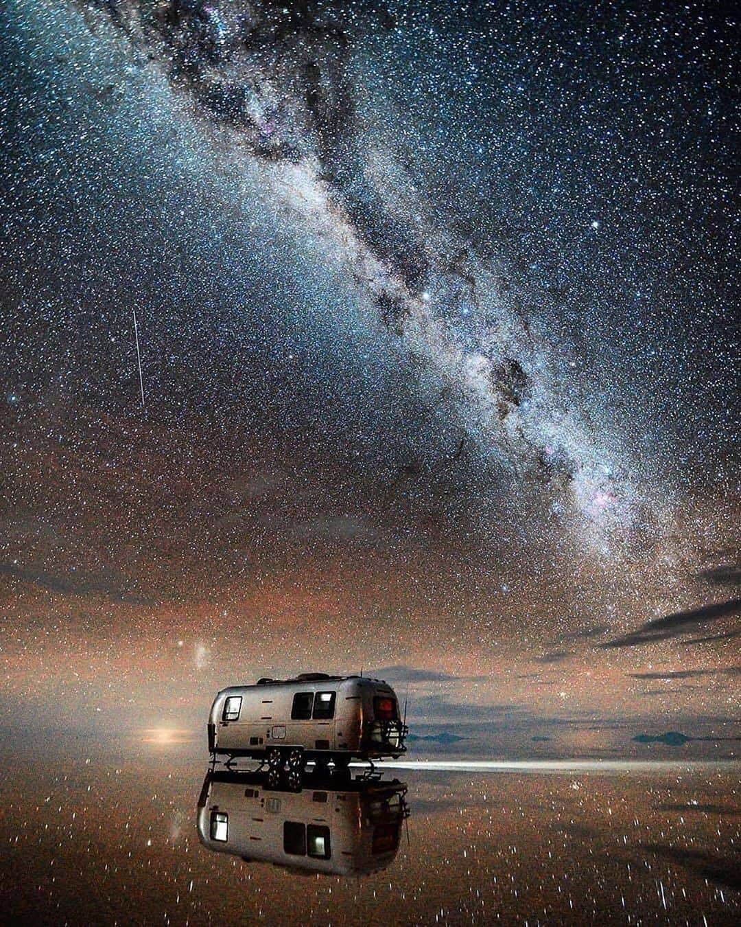 Discover Earthさんのインスタグラム写真 - (Discover EarthInstagram)「The night can be magical, right ?  More than just a blindingly white expanse, the alien landscapes of Bolivia’s Salar de Uyuni and its surreal surrounding deserts have become a rightful highlight of the South American gringo trail. Yet visiting these remote lands can be something of a challenge, not least for the nausea-inducing altitude and extreme isolation involved.  #discoverbolivia🇧🇴 with @theboliviantraveler  #bolivia #salardeuyuni #southamerica #gringotrail」9月19日 20時30分 - discoverearth