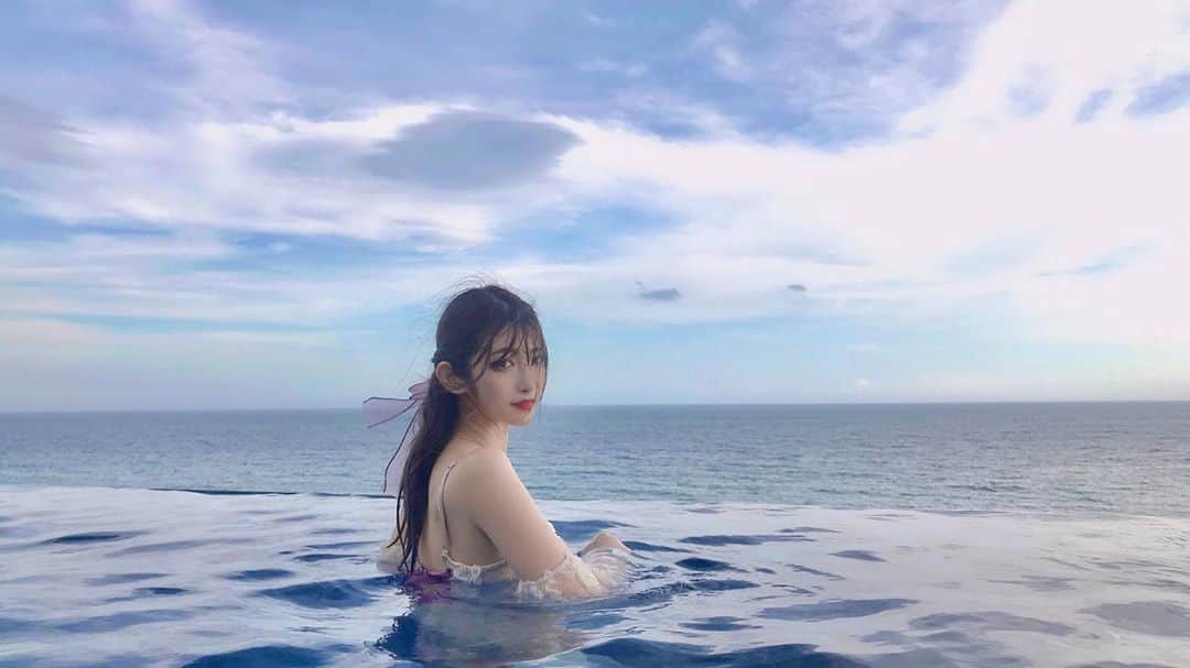 れみぱんのインスタグラム：「Infinity pool⛵ : : : #プール #ナイトプール #大磯プリンスホテル #大磯プリンスホテルスパ #水着 #ワンピース水着 #水着コーデ #スパ #hotelstay #lastsummer #pool #nightpool #swimwear #japanesegirl #infinitypool #japan #sea #sky #ocean #粉我 #照片 #메이크업 #일본 #얼스타그램 #핫」