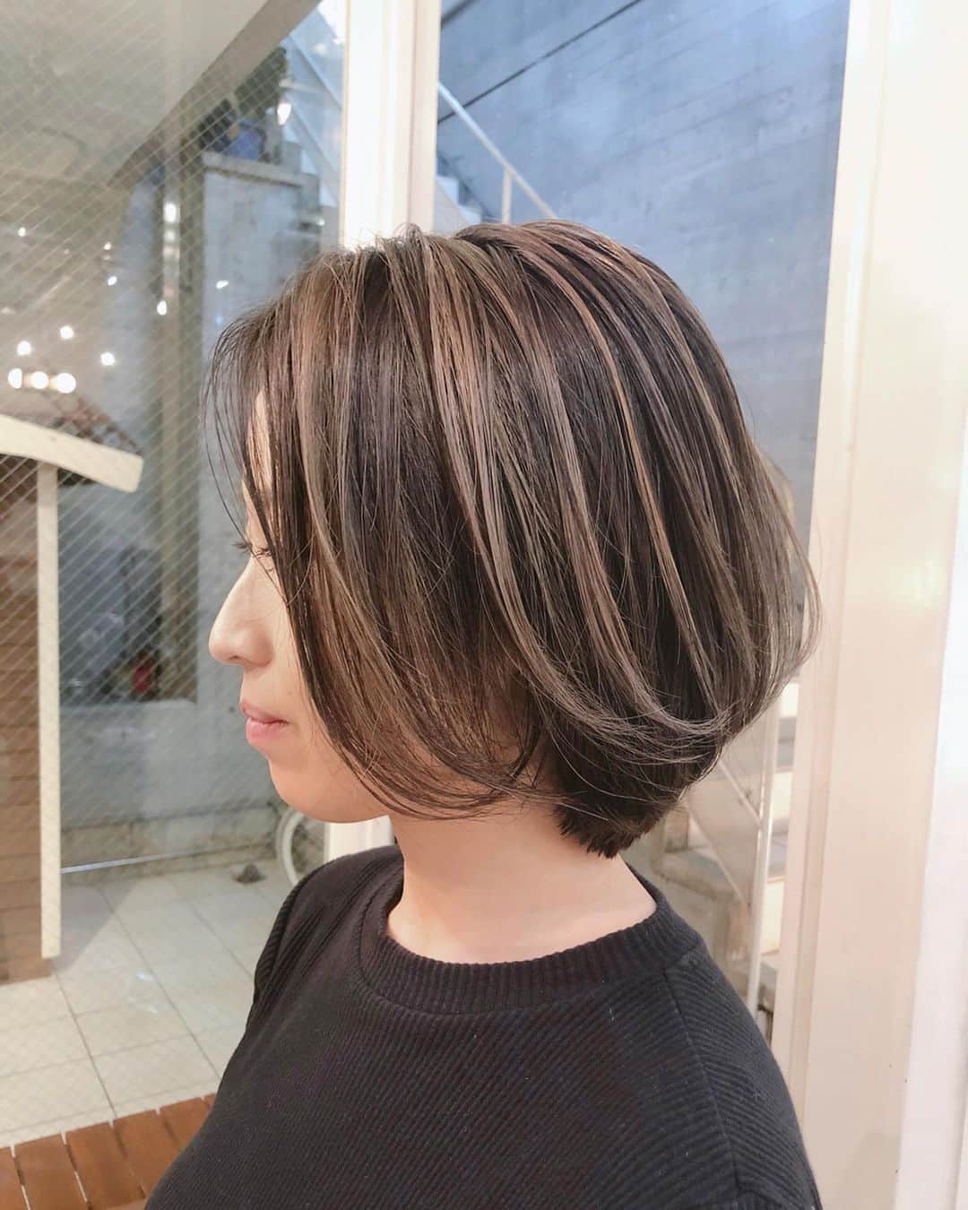 斉藤潤一のインスタグラム：「コロナで近所美容室でバレイヤージュを入れてもらったらしい。 左右がバラバラ😡Before3枚目、4枚目 お金もらってんだからちゃんと入れなきゃ潰れますよ。  バレイヤージュ！  スタイリスト　#斉藤潤一  #バレイヤージュボブ  明るいカラーが好きな方は是非 . 〒150-0041 東京都渋谷区神南 ご予約はこちらへ ☞☞ TEL ☏﻿ ﻿03-3462-2093 web  roco@1cs.jp 渋谷 美容室 #rocospearz . 〒150-0041 東京都渋谷区神南1-14-9 第7FMGビルB1F . . ご予約はこちらへ ☞☞ TEL ☏﻿ ﻿03-3462-2093 web  roco@1cs.jp . ★平日  open  11:30-22:30 ★土日祝  open  11:00-21:30  #渋谷#東京#oggiotto#新宿#新宿美容室#ヘアアレンジ #外国人風#バレイヤージュ #hair#渋谷美容室 #インナーカラー#オシャレ #ダブルカラー#外国人風カラー#ショートヘア #ヘアアレンジ #ケアブリーチ  #ラベンダーアッシュ #newcolor # #tokyo #shibuya #hair #ボブスタイル #モデル#バレイヤージュカラー #バレイヤージュグラデーション」