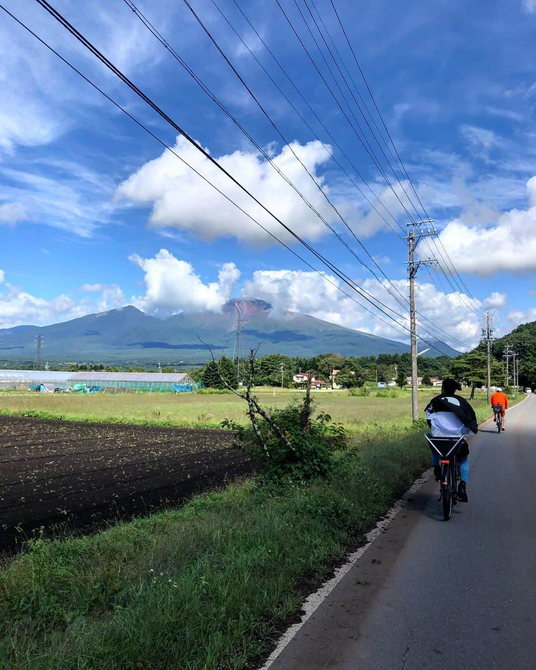 中川友里さんのインスタグラム写真 - (中川友里Instagram)「クライアントさんの別荘にお招きいただきました🥺❤️🌹 軽井沢さらに好きになってしまったよう、、🥚もう養子になりたい🥺❤️🐣笑 自然に誘われてカンカン帽👒溢れ出るメリーポピンズ感🤣🕊💕笑 ・ #軽井沢　#長野　#別荘　#サイクリング　#浅間山」9月19日 20時32分 - darayunya