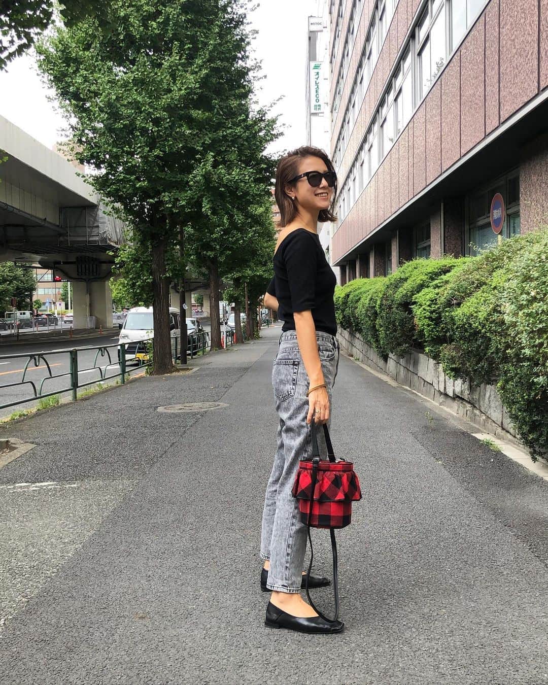 のインスタグラム：「2020.9.19 ・ bagが主役なコーディネート  @setsuko_sagittaire さんの赤チェックcityがずっと欲しくてやっと買えた❤️ めちゃくちゃ可愛い🥺✨ ・ ・ tops #iena pants #gu shoes #letalon  bag #setsukosagittaire」