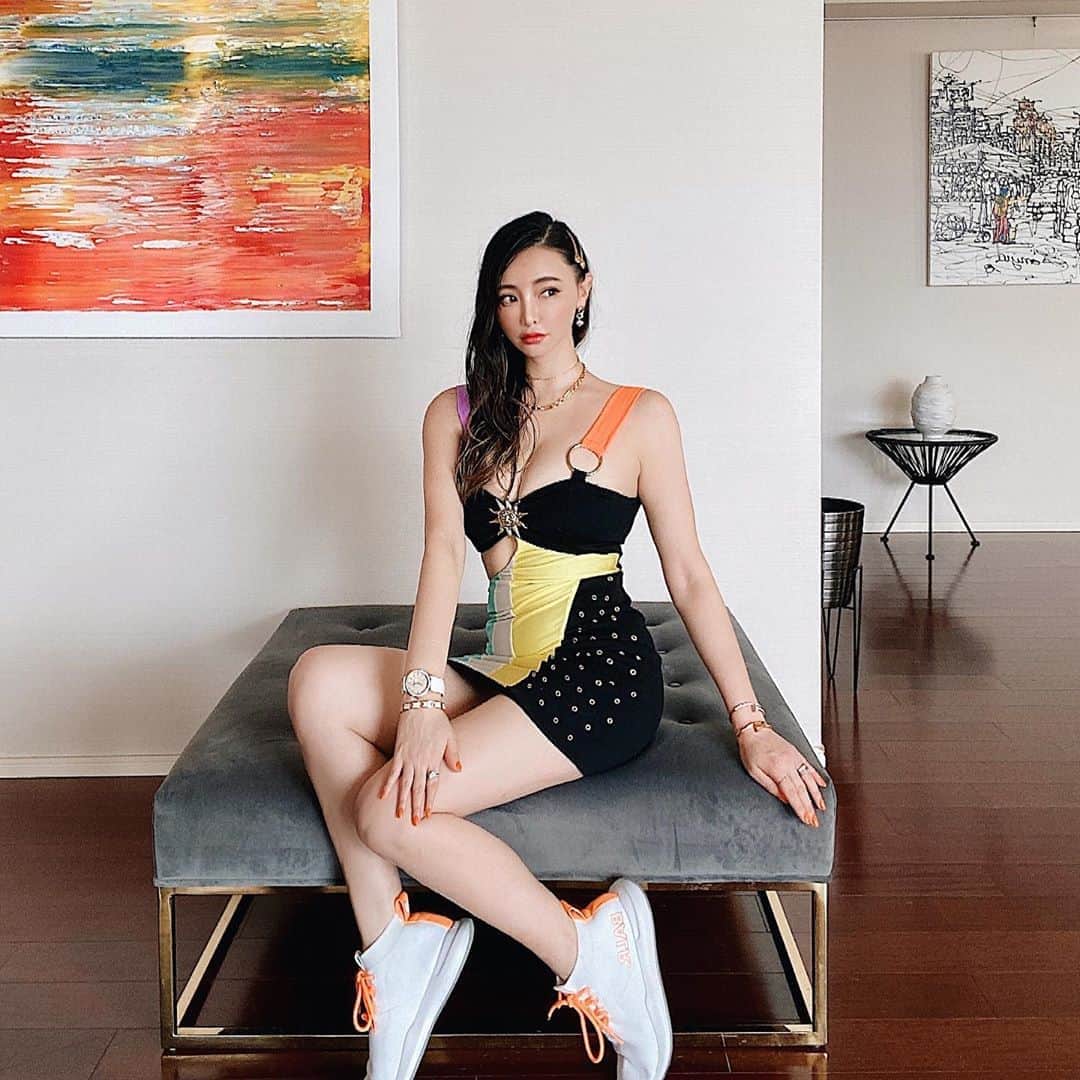 クリスティン・ウェイのインスタグラム：「I got to show the total look #partylook #noparty #homechic #homeparty #sexylook #dresslook #tightdress」