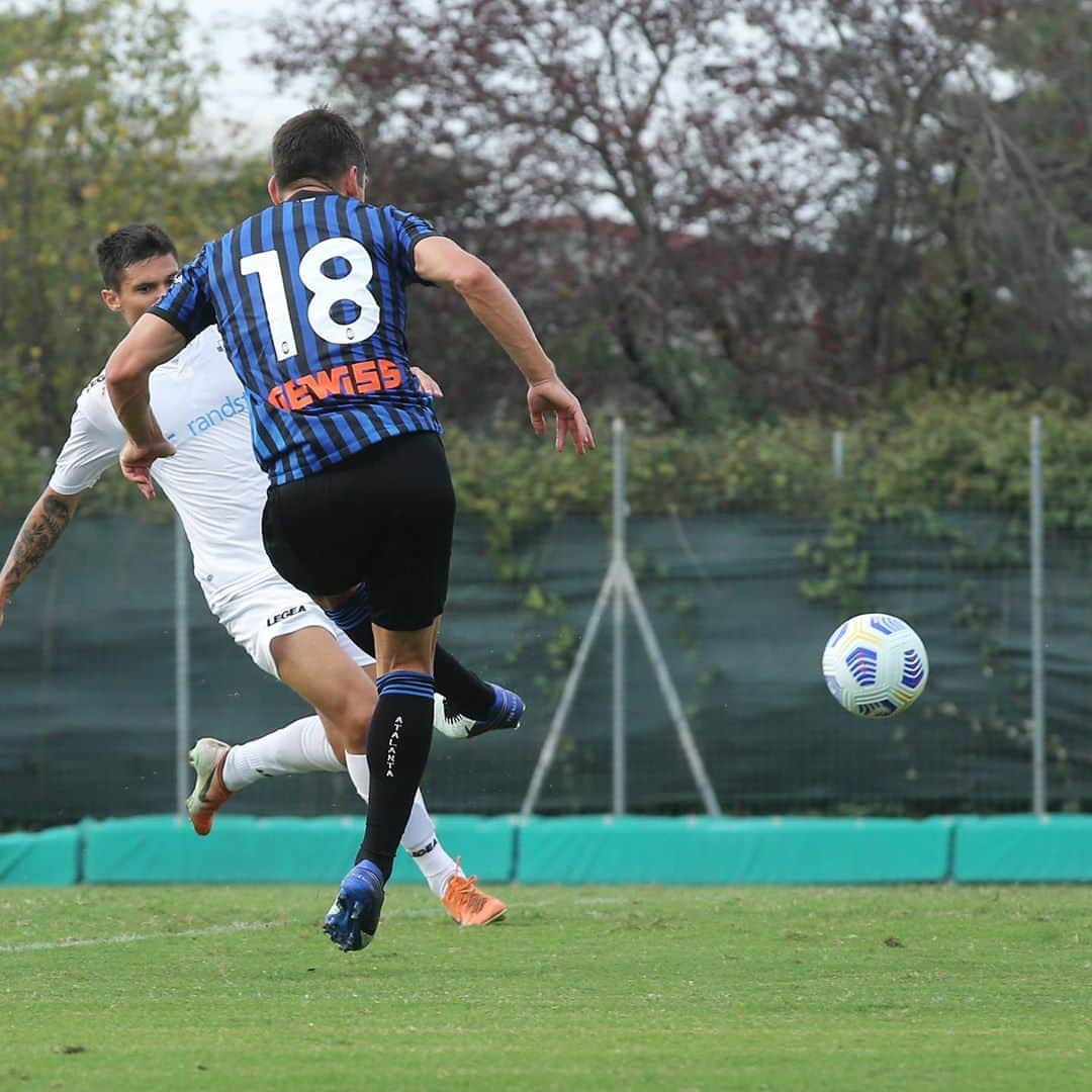 アタランタBCさんのインスタグラム写真 - (アタランタBCInstagram)「Un sabato mattina 👍🏽 A 👍🏽 Saturday morning 😉 ⠀ #Atalanta 🆚 @comofootball 5-1 ⚽️⚽️ @luisfmuriel9 ⚽️⚽️ @rafael.toloi2 ⚽️ @malinovskyi_18 ⠀ #GoAtalantaGo ⚫️🔵 #BergAMO #ForzaAtalanta #football #preseason」9月19日 20時44分 - atalantabc