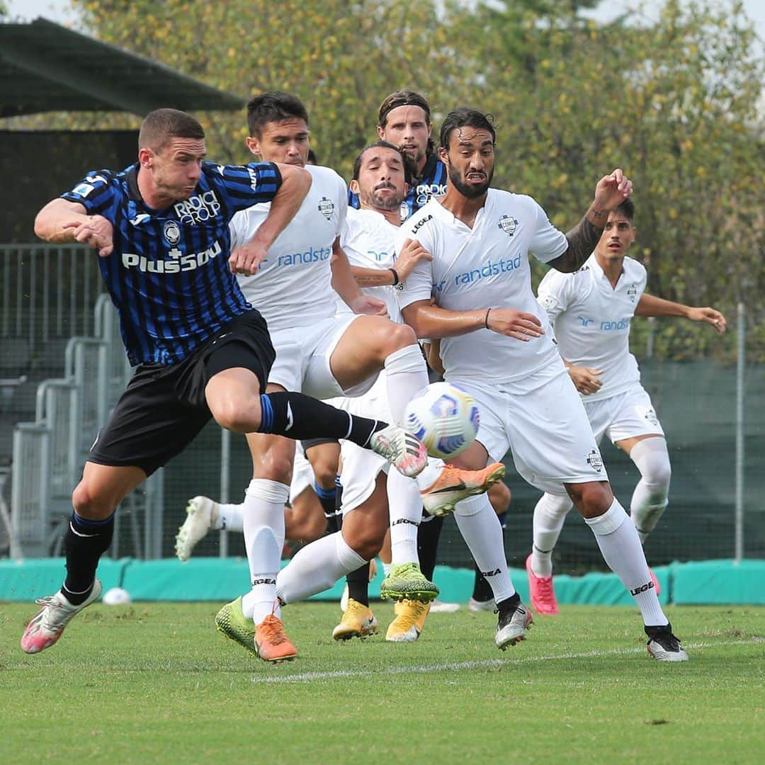 アタランタBCさんのインスタグラム写真 - (アタランタBCInstagram)「Un sabato mattina 👍🏽 A 👍🏽 Saturday morning 😉 ⠀ #Atalanta 🆚 @comofootball 5-1 ⚽️⚽️ @luisfmuriel9 ⚽️⚽️ @rafael.toloi2 ⚽️ @malinovskyi_18 ⠀ #GoAtalantaGo ⚫️🔵 #BergAMO #ForzaAtalanta #football #preseason」9月19日 20時44分 - atalantabc