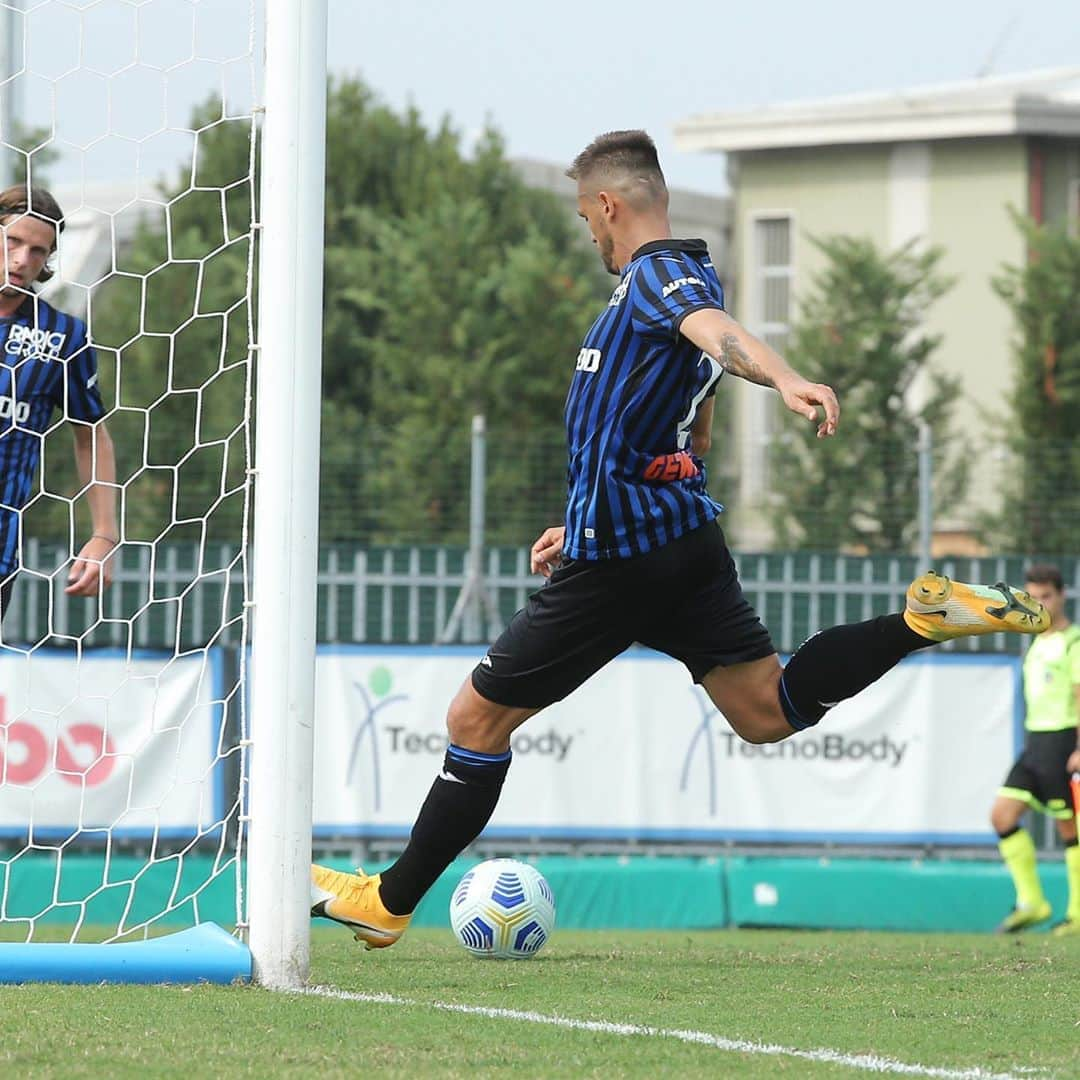 アタランタBCさんのインスタグラム写真 - (アタランタBCInstagram)「Un sabato mattina 👍🏽 A 👍🏽 Saturday morning 😉 ⠀ #Atalanta 🆚 @comofootball 5-1 ⚽️⚽️ @luisfmuriel9 ⚽️⚽️ @rafael.toloi2 ⚽️ @malinovskyi_18 ⠀ #GoAtalantaGo ⚫️🔵 #BergAMO #ForzaAtalanta #football #preseason」9月19日 20時44分 - atalantabc