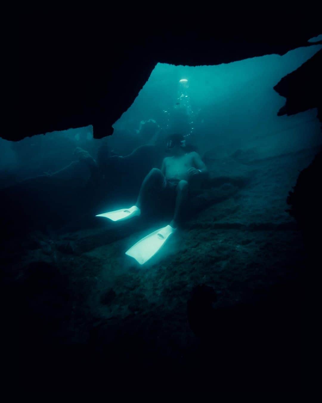 山中海輝のインスタグラム：「We  found a sunken ship. 沖縄の海で沈没船を見つけた。」
